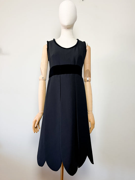 Robe Cocktail Vintage Noir Profond - Laine & Velours - Ourlet Festonné "Pétales" - Taille 36/38 FR
