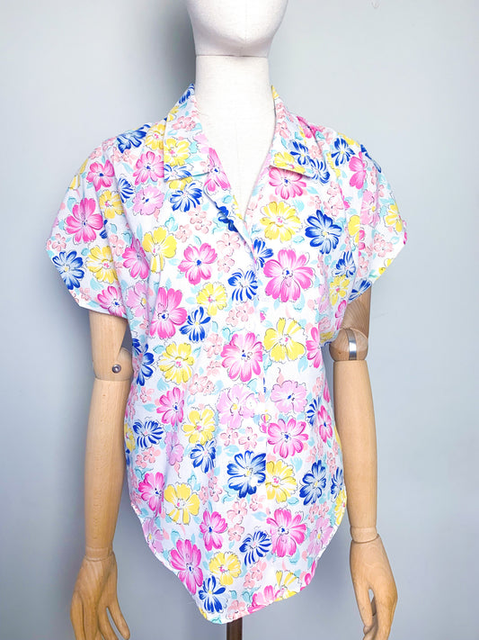 Chemise chemisier manches courtes imprimés fleurs rose, jaune bleu vert d’eau vintage
