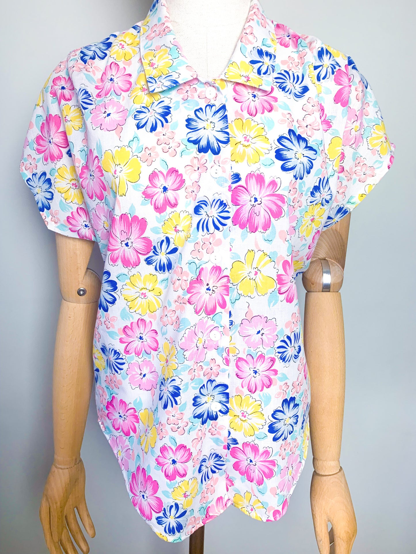 Chemise chemisier manches courtes imprimés fleurs rose, jaune bleu vert d’eau vintage