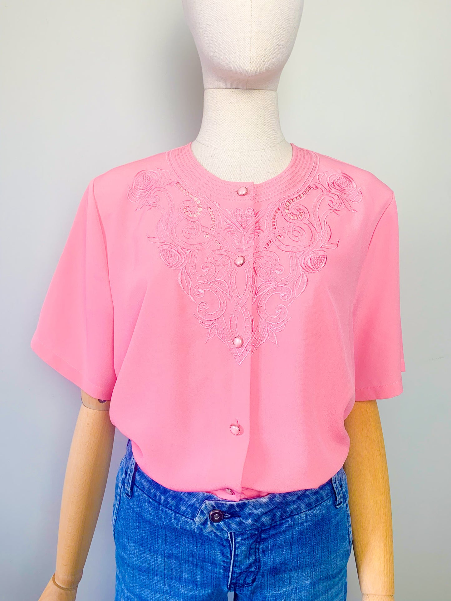 Blouse manches courtes brodée rose vintage