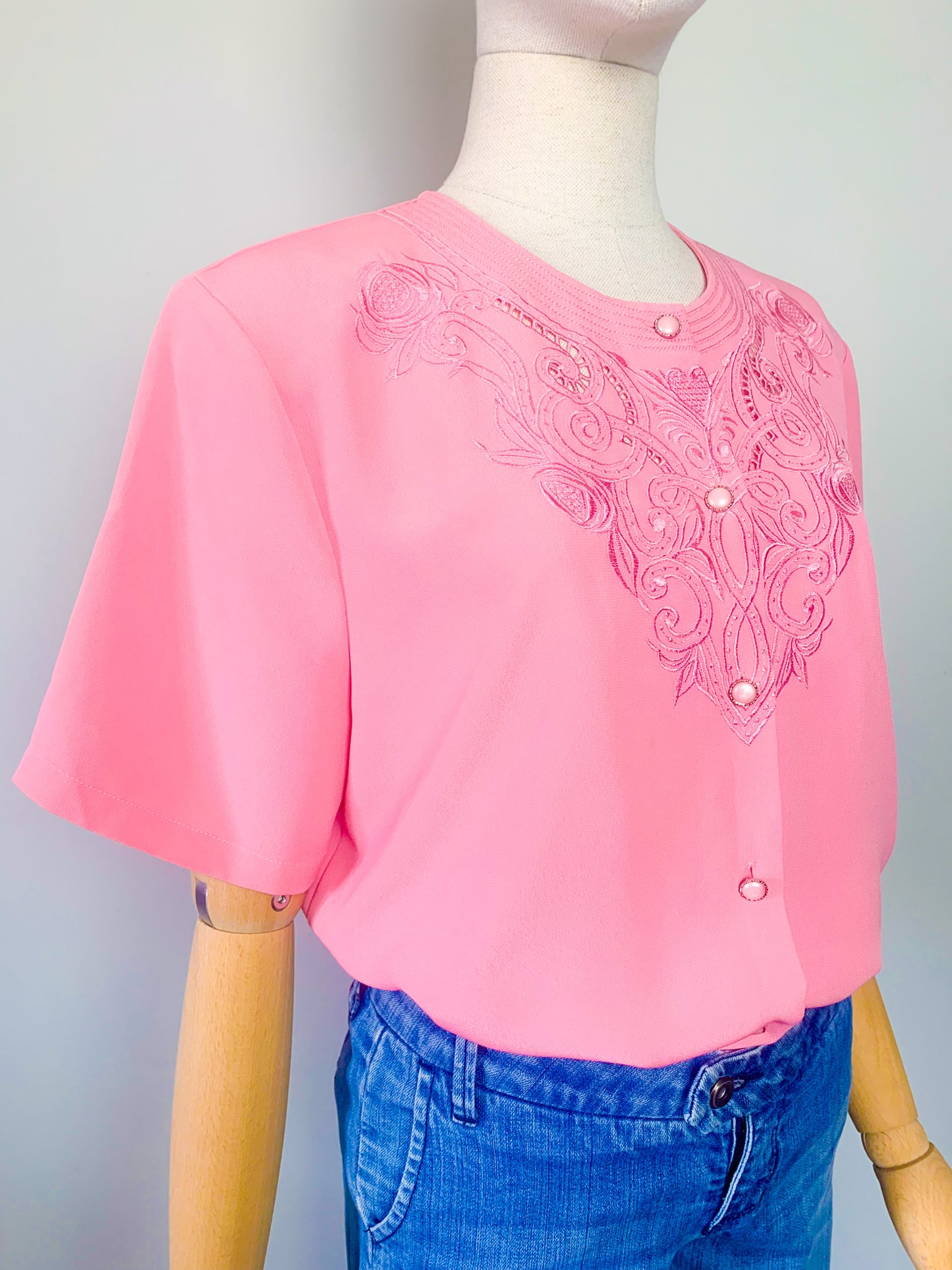 Blouse manches courtes brodée rose vintage