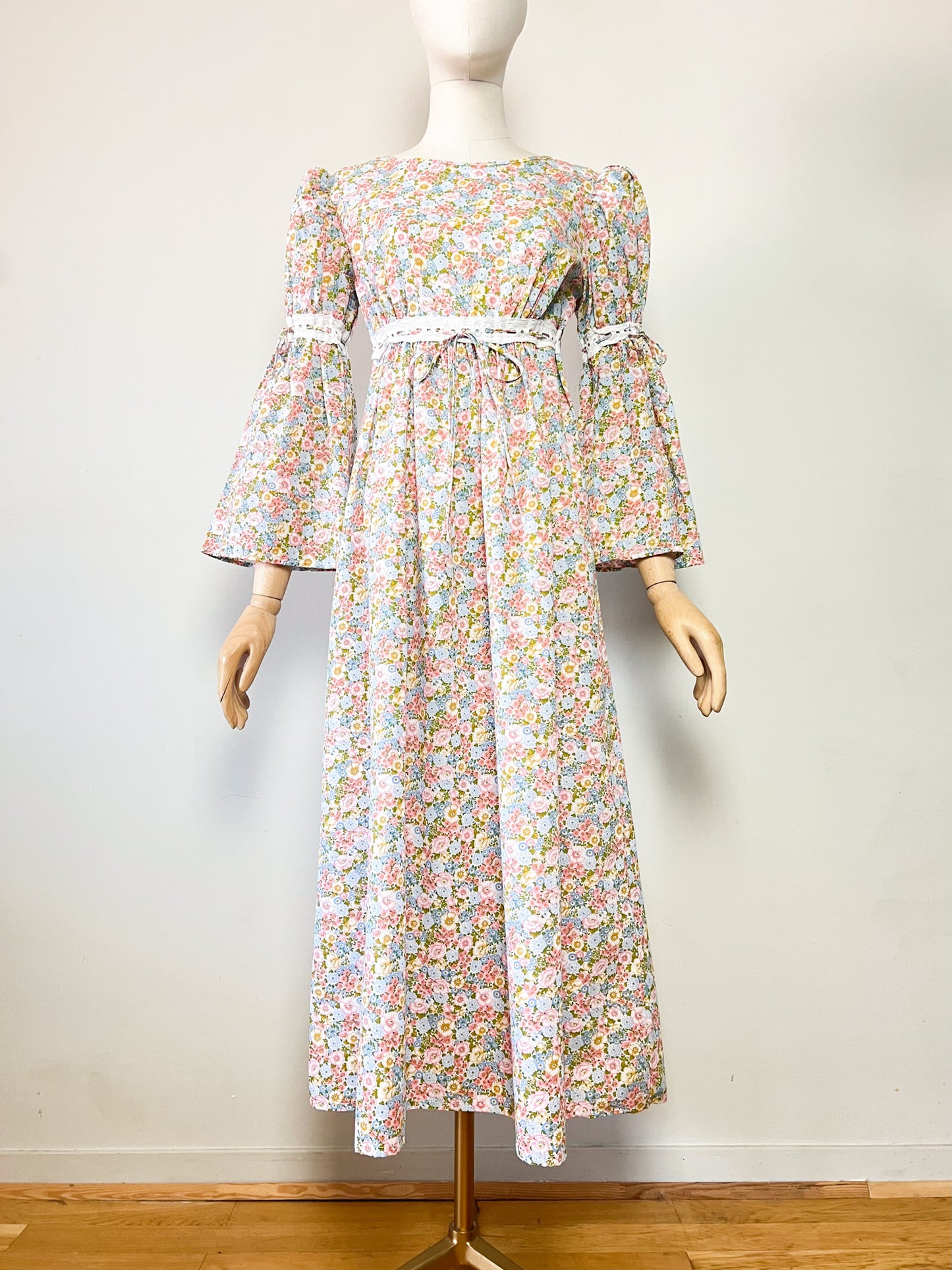 Robe Longue Vintage Années 70 Romantique - Coupe Empire & Dentelle - Fleurs Pastel - T. 36