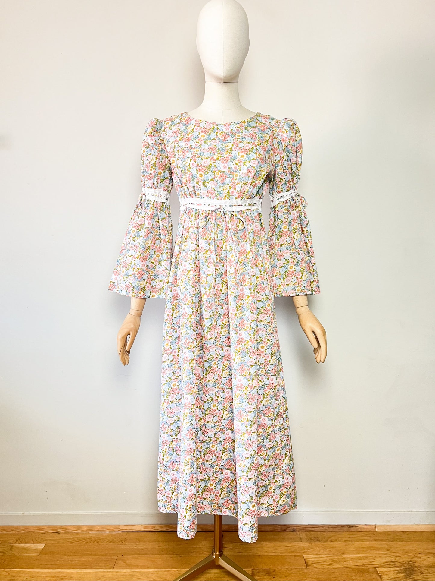 Robe Longue Vintage Années 70 Romantique - Coupe Empire & Dentelle - Fleurs Pastel - T. 36