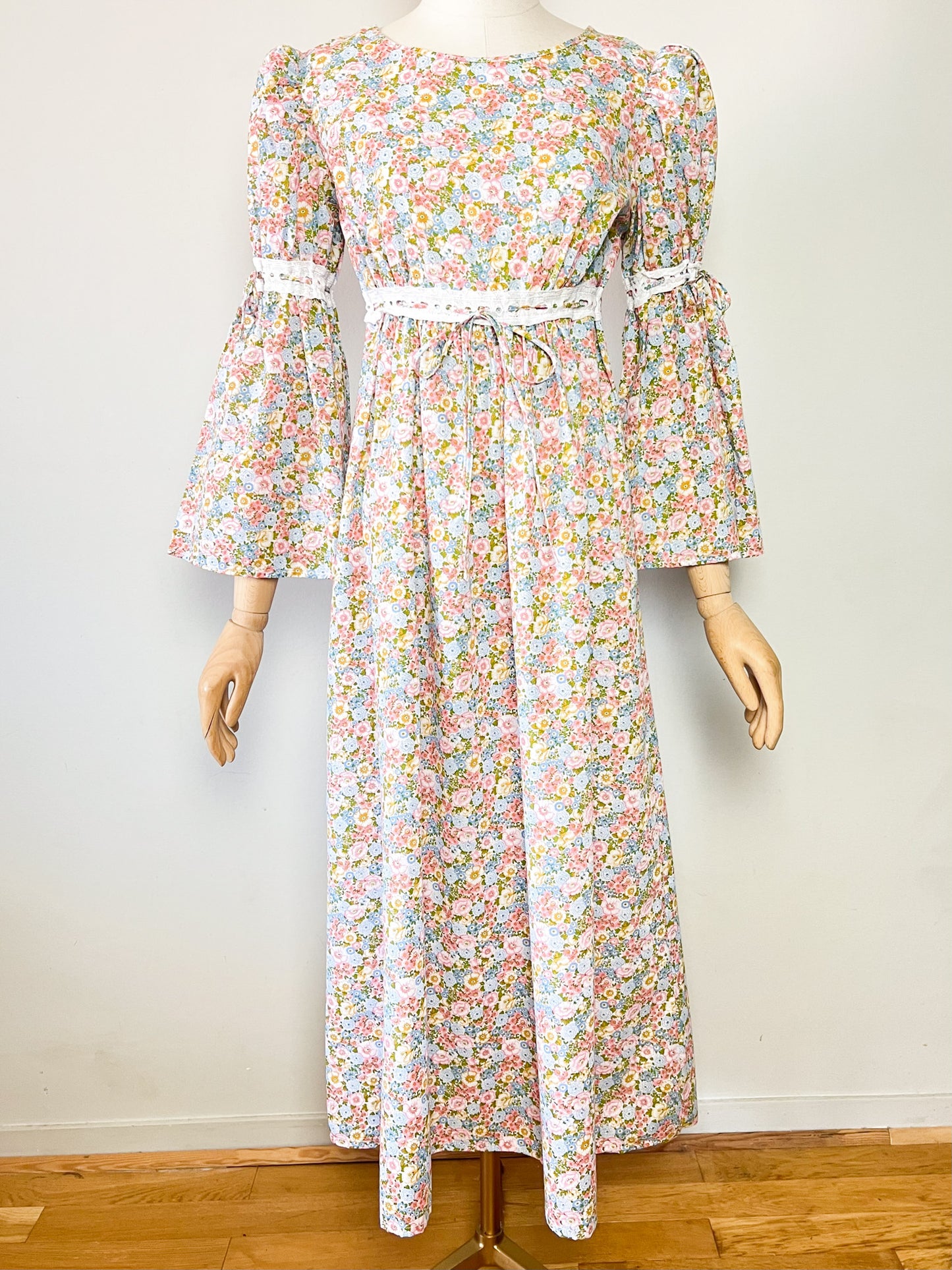 Robe Longue Vintage Années 70 Romantique - Coupe Empire & Dentelle - Fleurs Pastel - T. 36