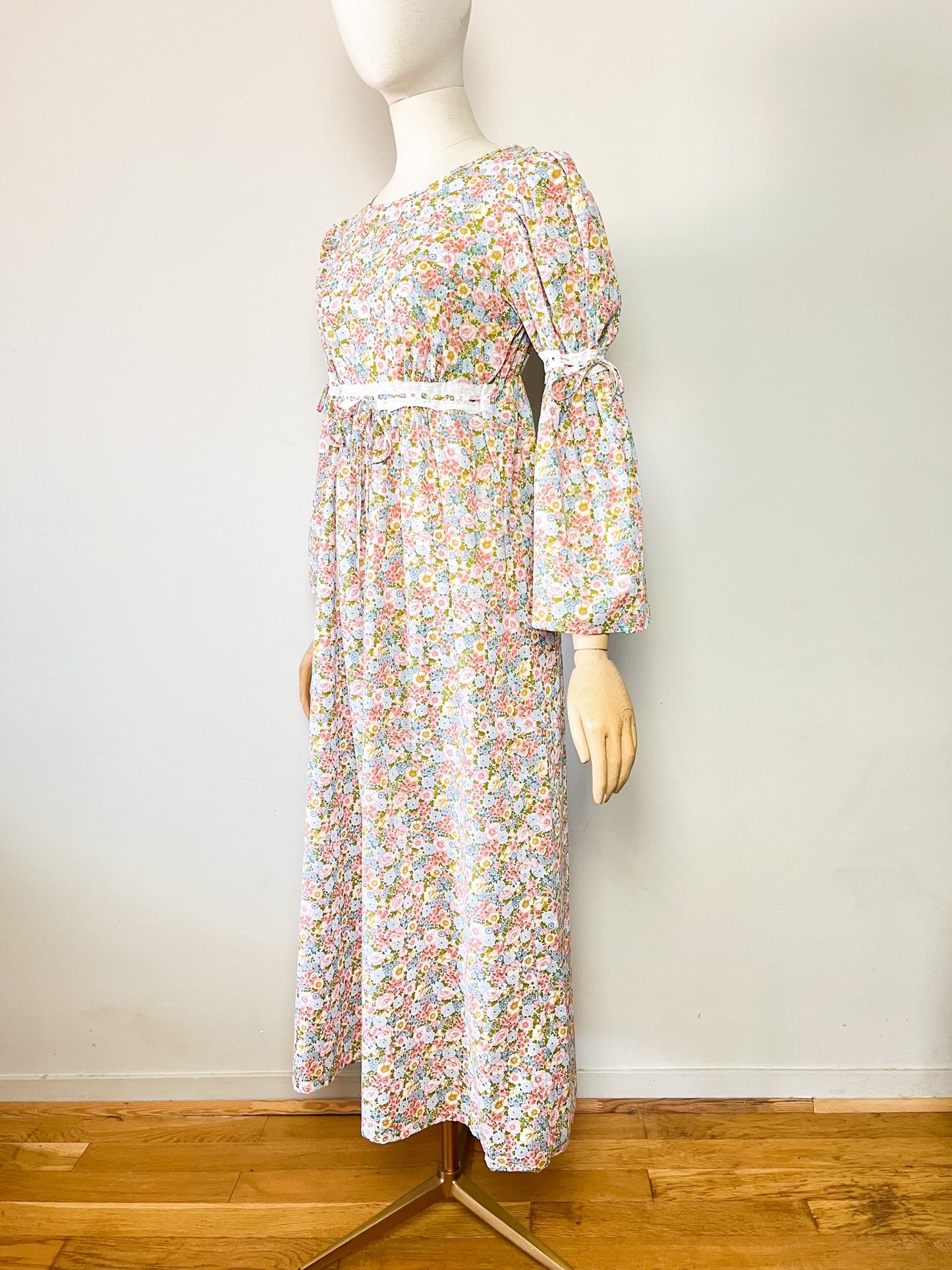Robe Longue Vintage Années 70 Romantique - Coupe Empire & Dentelle - Fleurs Pastel - T. 36