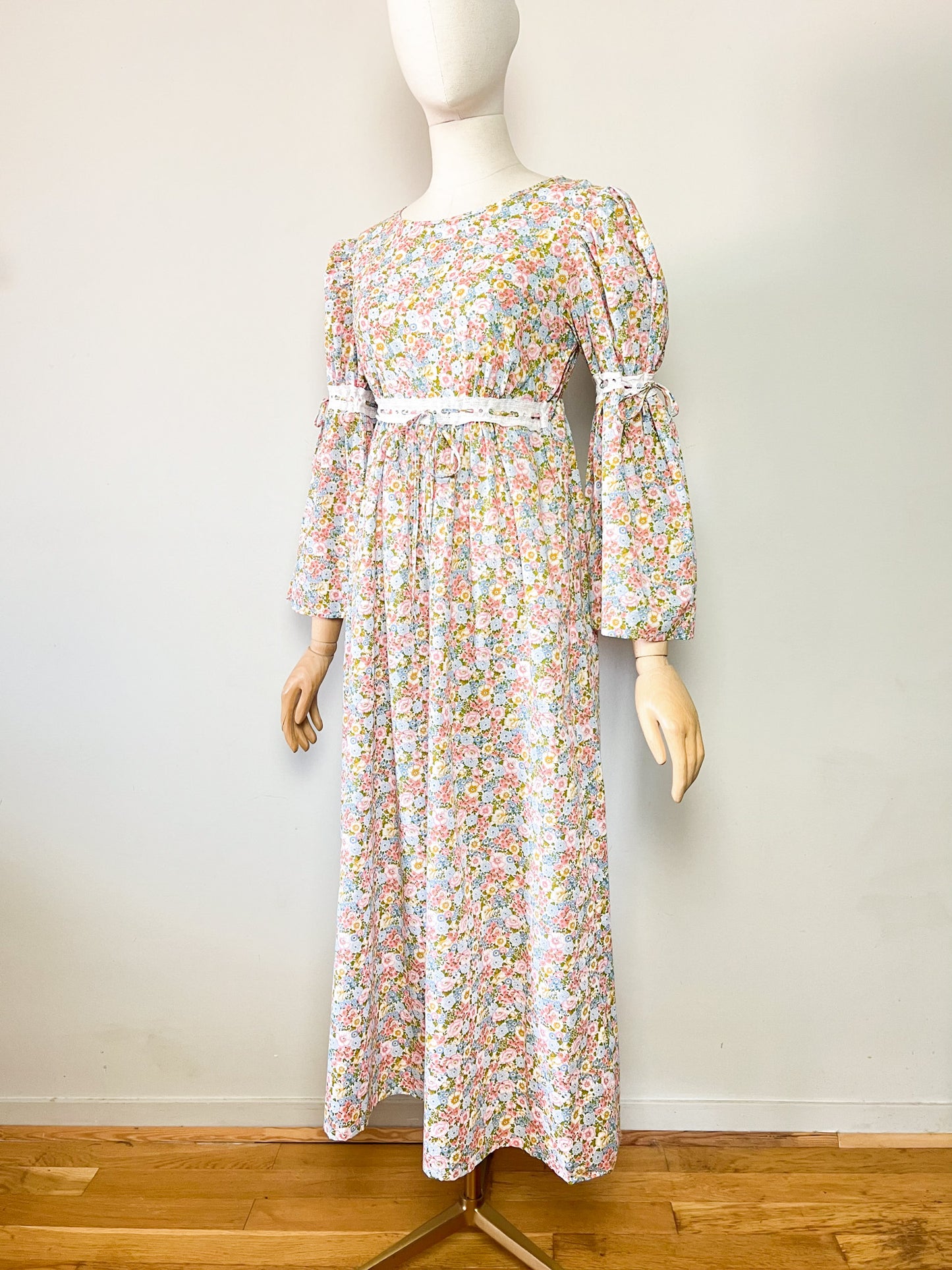 Robe Longue Vintage Années 70 Romantique - Coupe Empire & Dentelle - Fleurs Pastel - T. 36