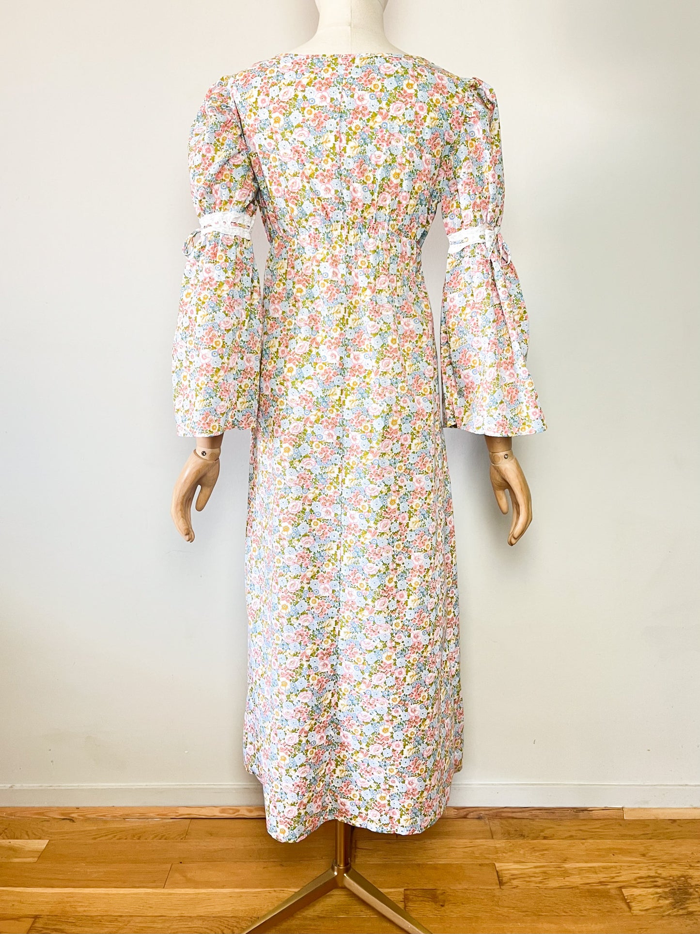 Robe Longue Vintage Années 70 Romantique - Coupe Empire & Dentelle - Fleurs Pastel - T. 36