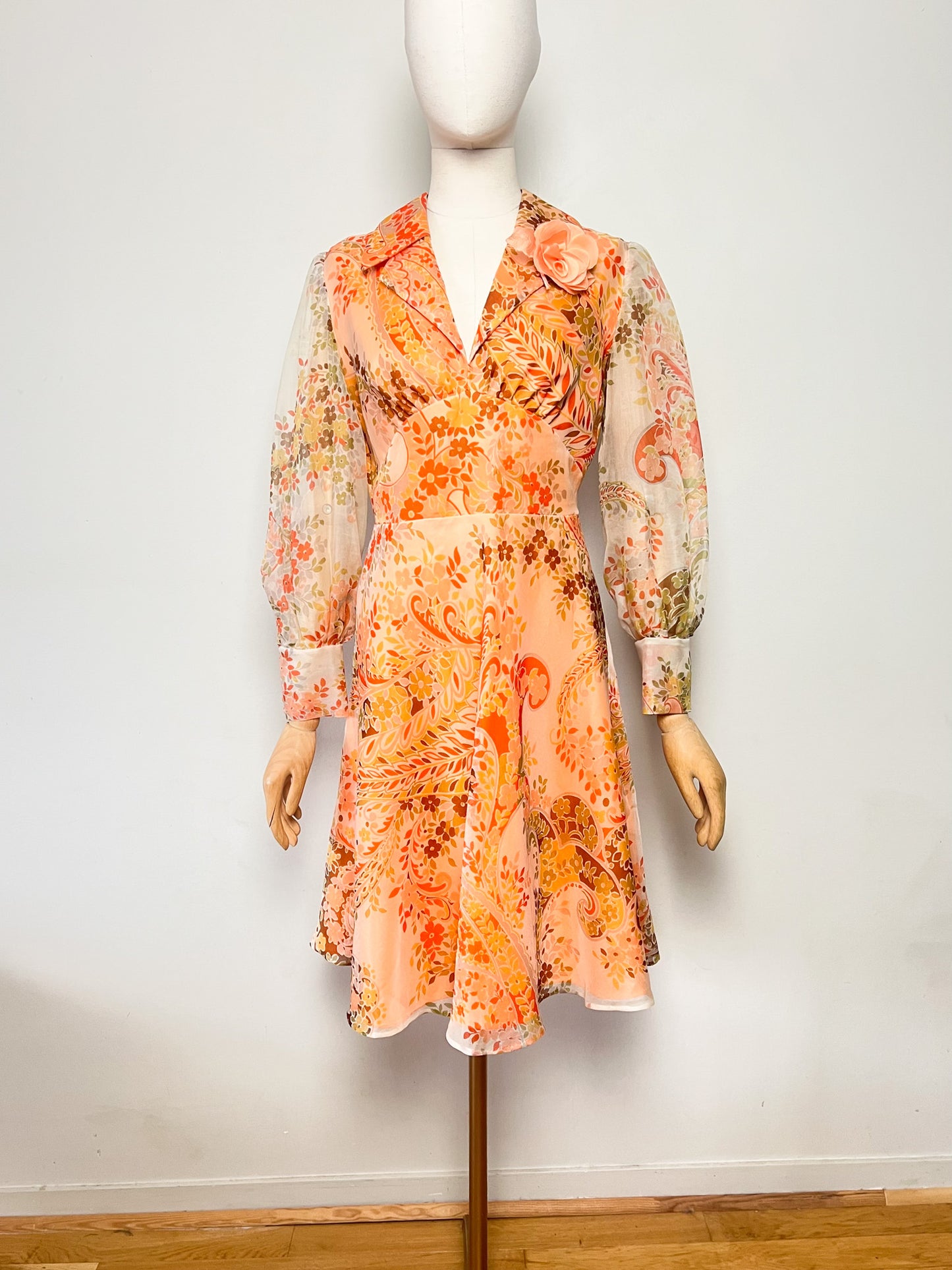 Robe de Couturière Vintage Années 70 - Chic & Bohème – tons orangés à Fleurs - T. 38