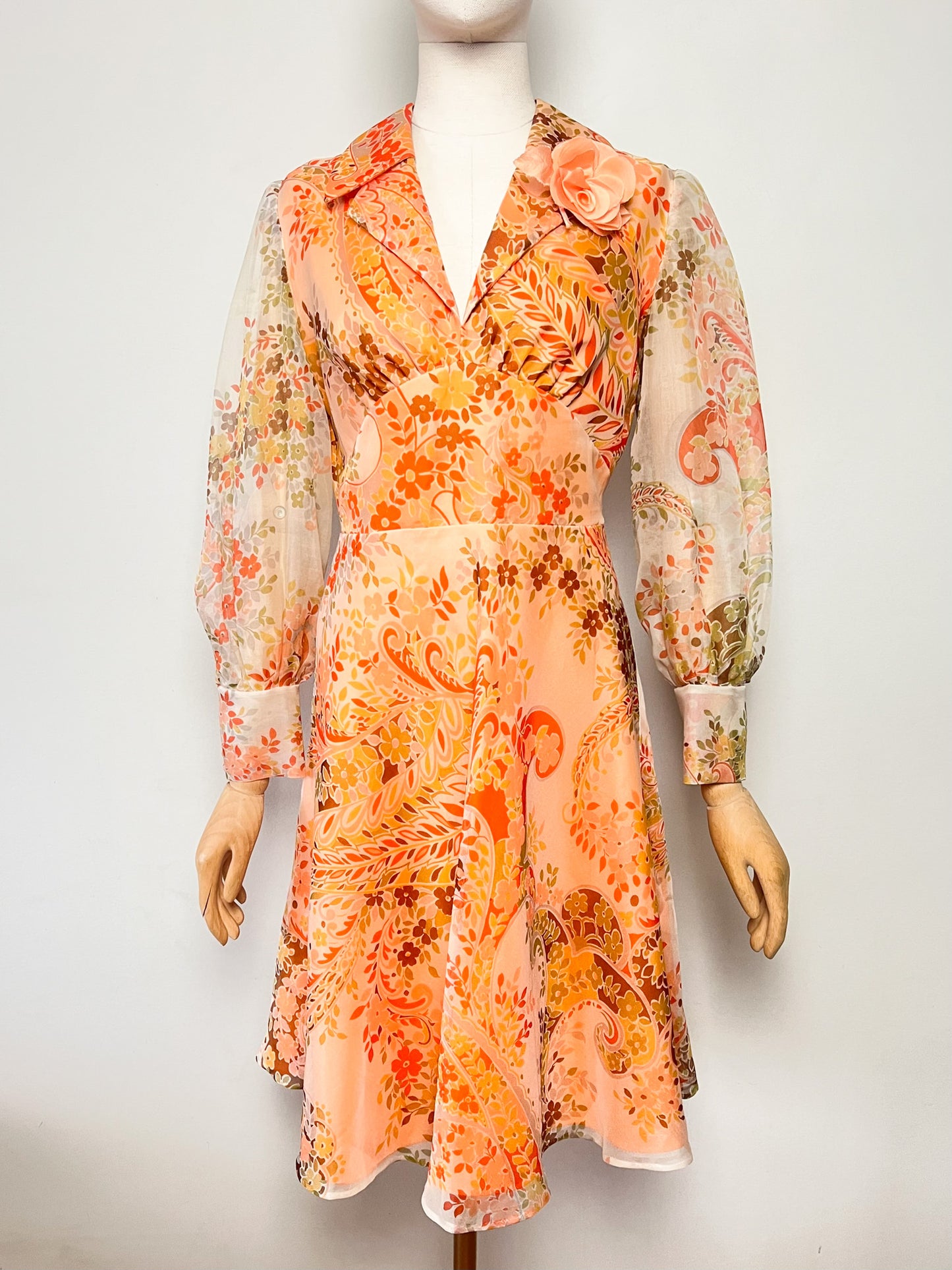 Robe de Couturière Vintage Années 70 - Chic & Bohème – tons orangés à Fleurs - T. 38