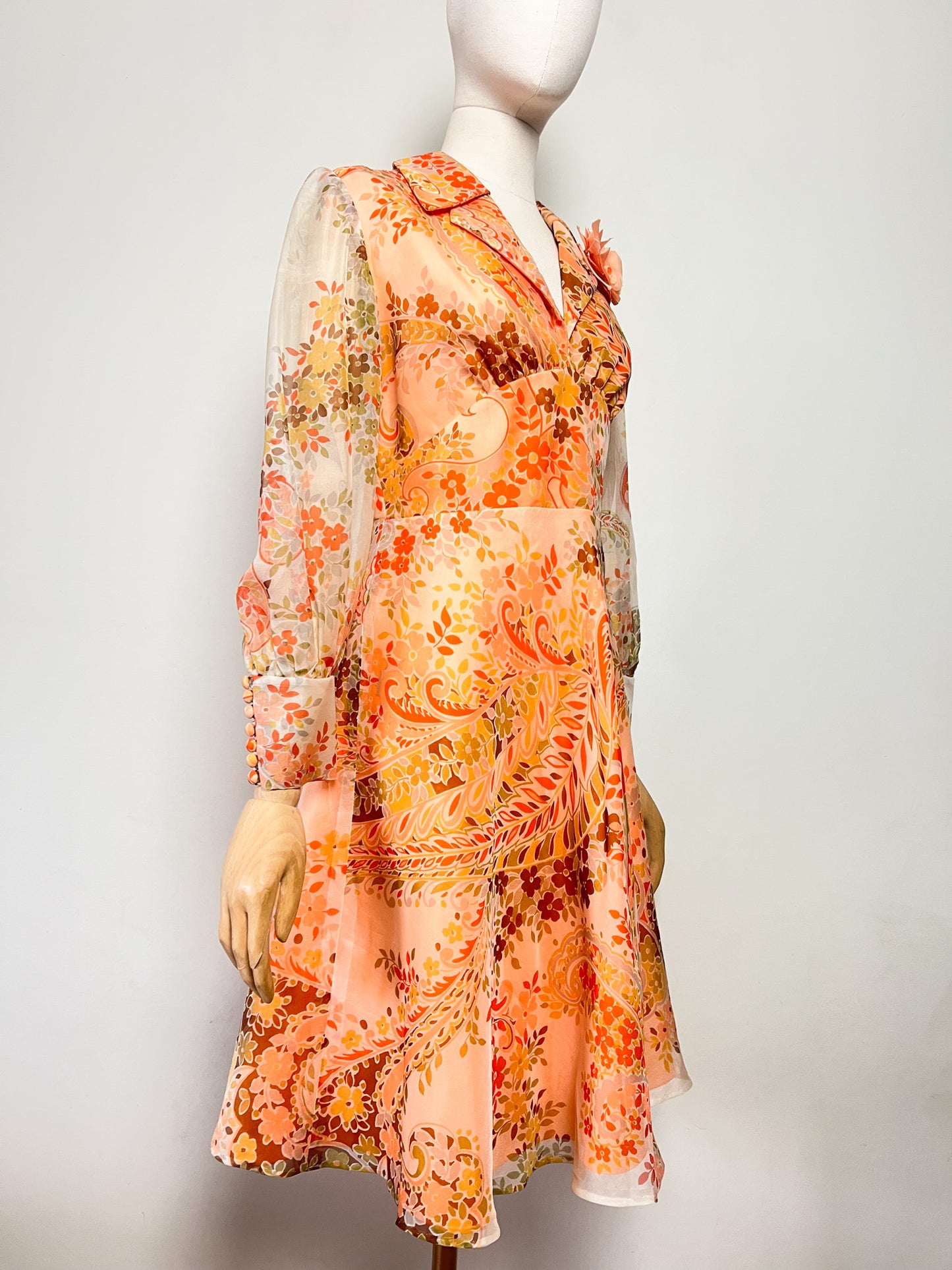 Robe de Couturière Vintage Années 70 - Chic & Bohème – tons orangés à Fleurs - T. 38