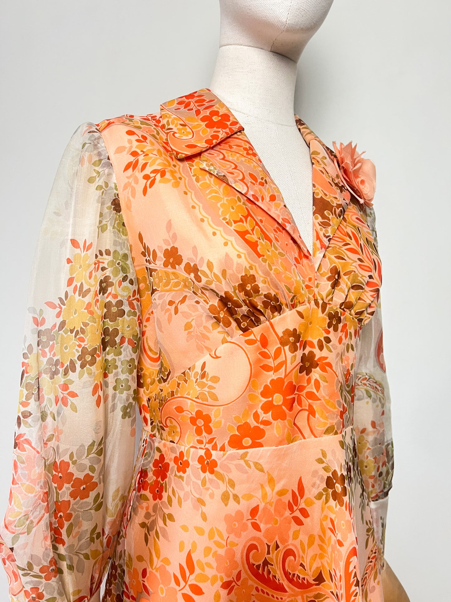 Robe de Couturière Vintage Années 70 - Chic & Bohème – tons orangés à Fleurs - T. 38