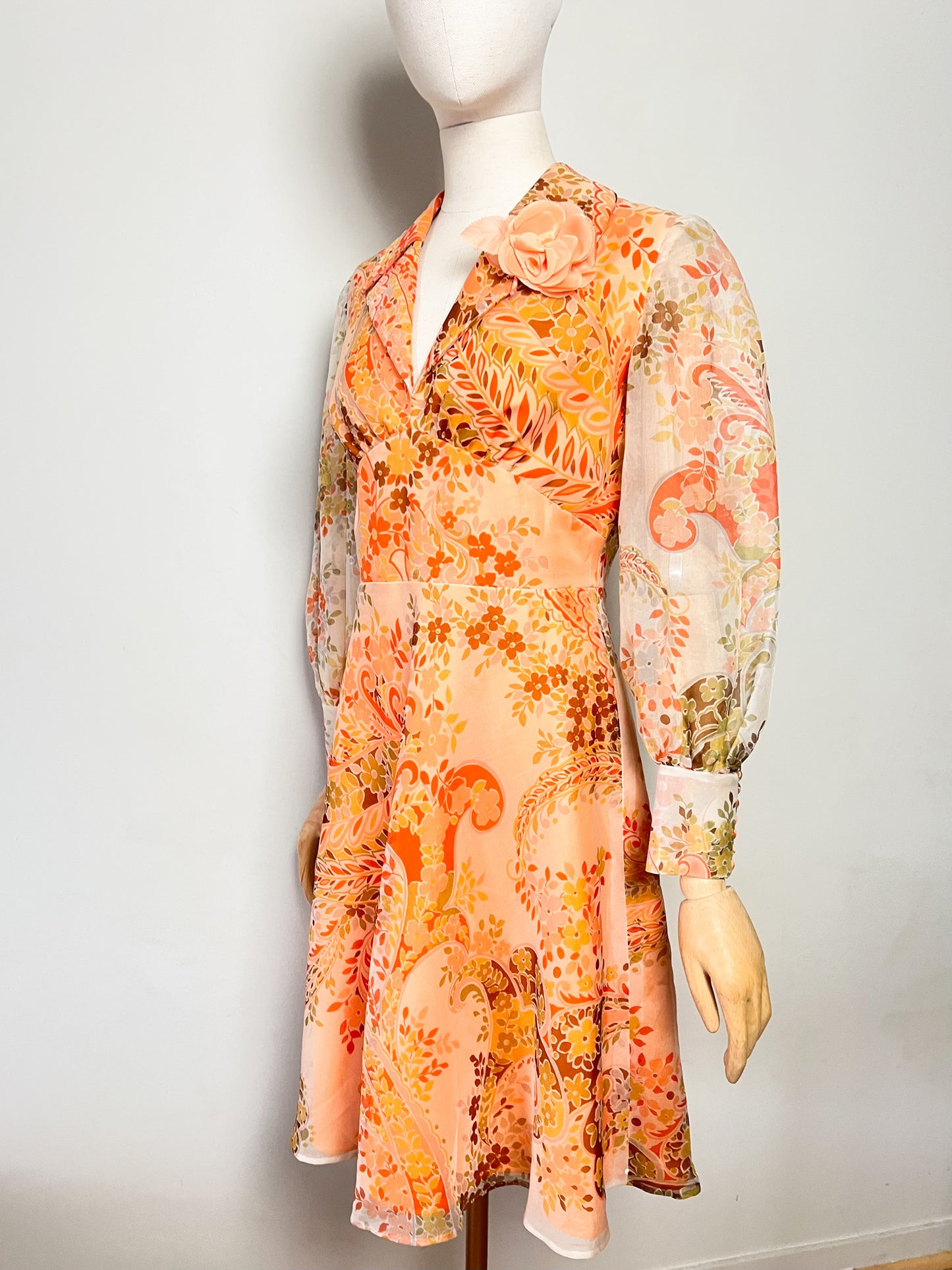 Robe de Couturière Vintage Années 70 - Chic & Bohème – tons orangés à Fleurs - T. 38