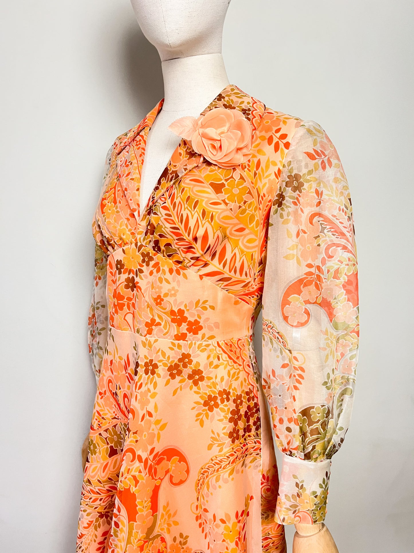 Robe de Couturière Vintage Années 70 - Chic & Bohème – tons orangés à Fleurs - T. 38