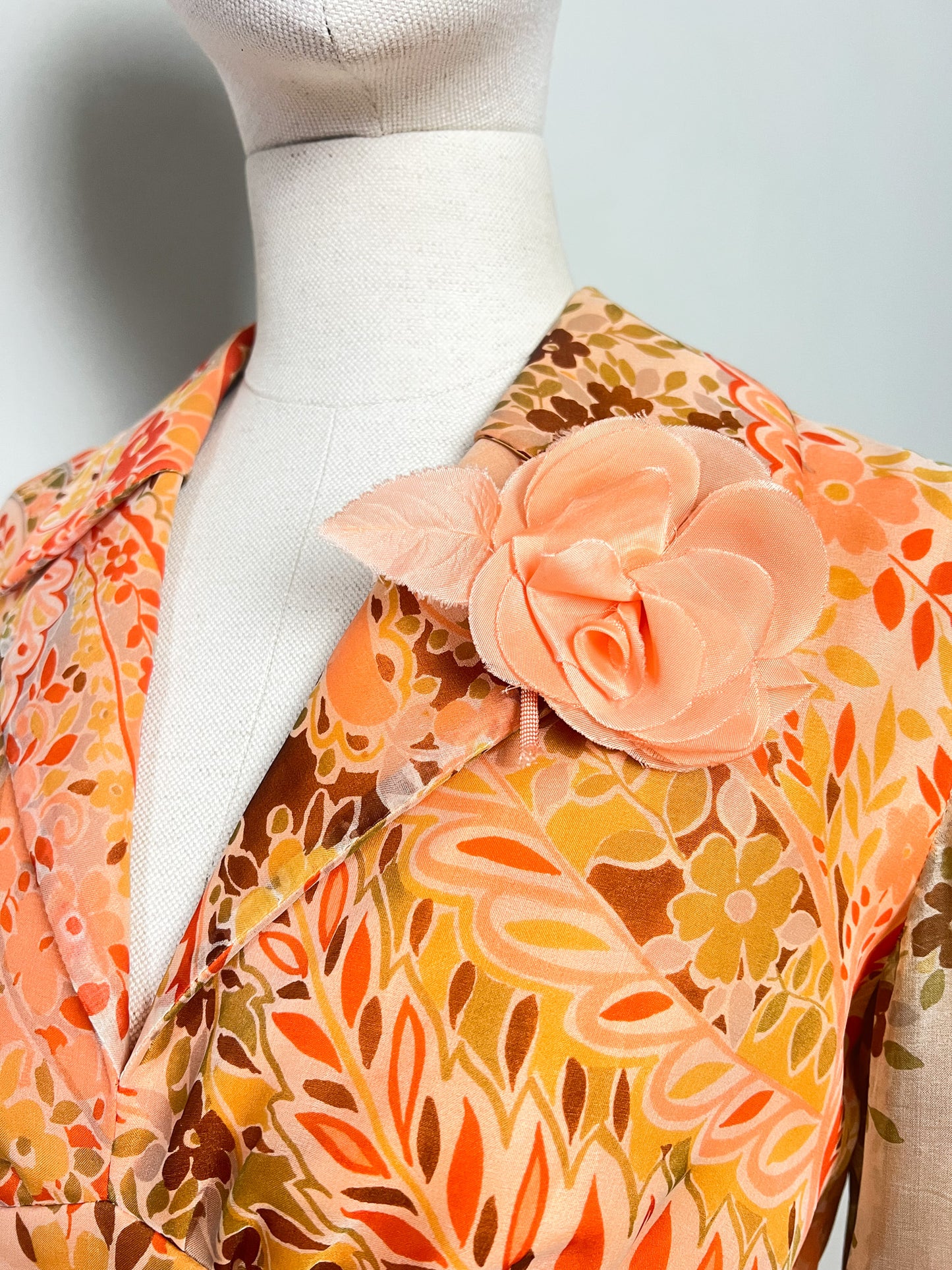Robe de Couturière Vintage Années 70 - Chic & Bohème – tons orangés à Fleurs - T. 38