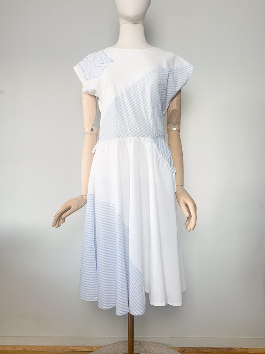 Robe légère sans manche blanche avec empiècements rayés bleu ciel vintage