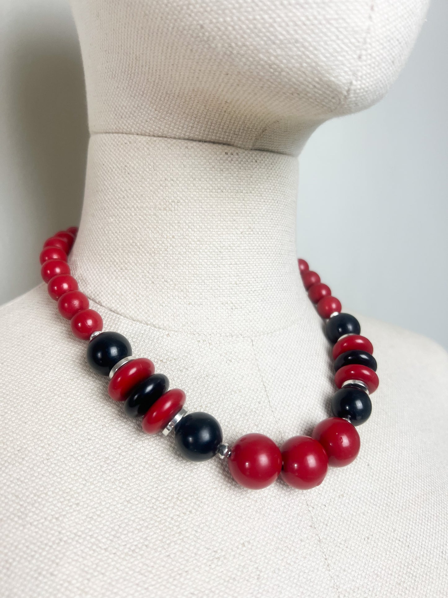 Collier Rétro Perles Rouges, Noires et Argentées - Design Géométrique - Longueur 46 cm
