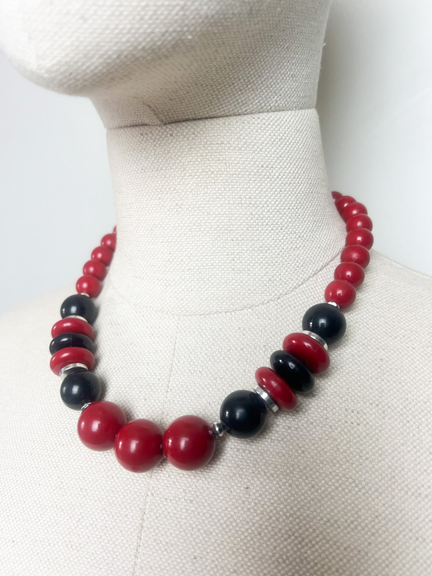 Collier Rétro Perles Rouges, Noires et Argentées - Design Géométrique - Longueur 46 cm