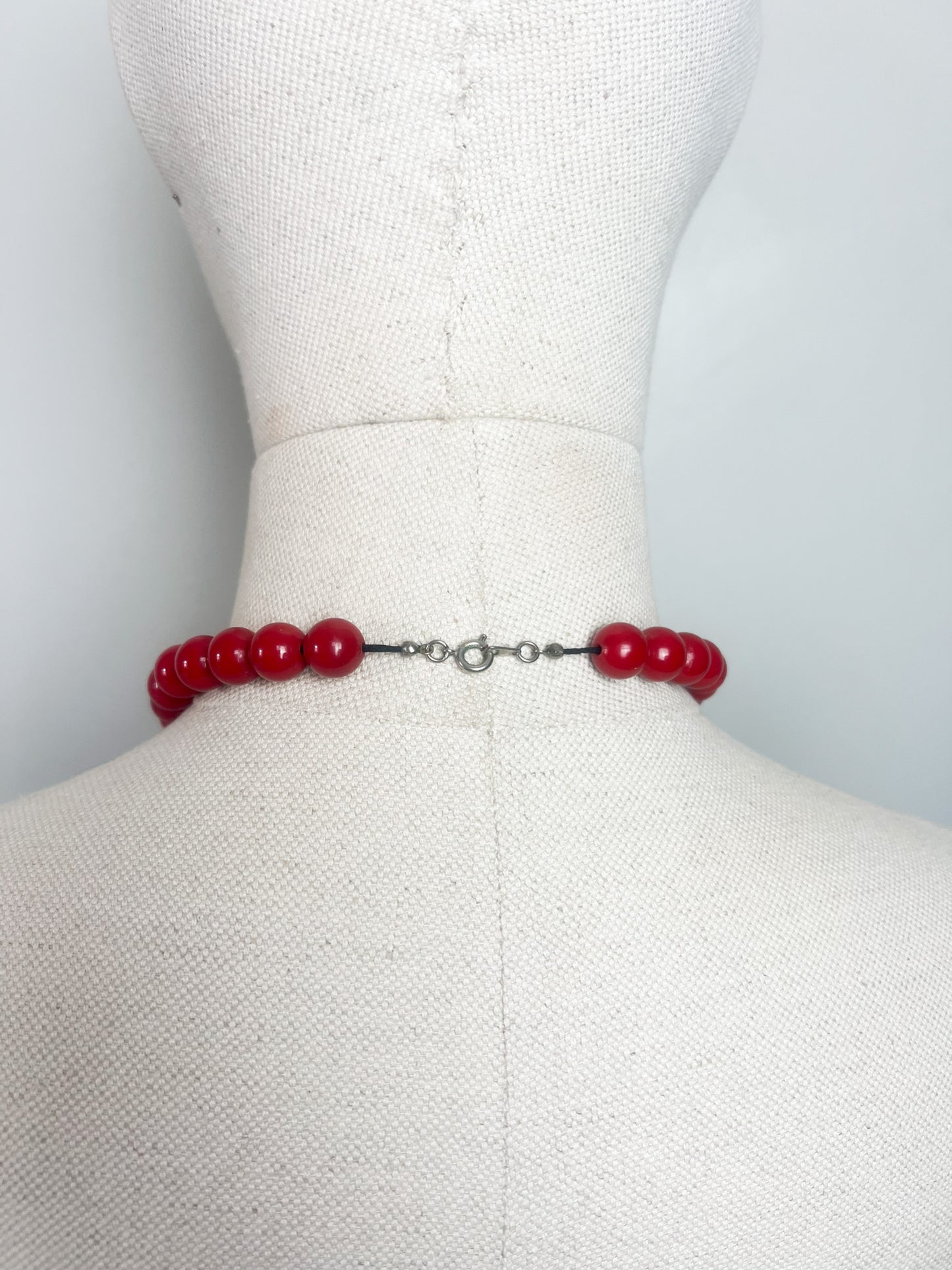 Collier Rétro Perles Rouges, Noires et Argentées - Design Géométrique - Longueur 46 cm