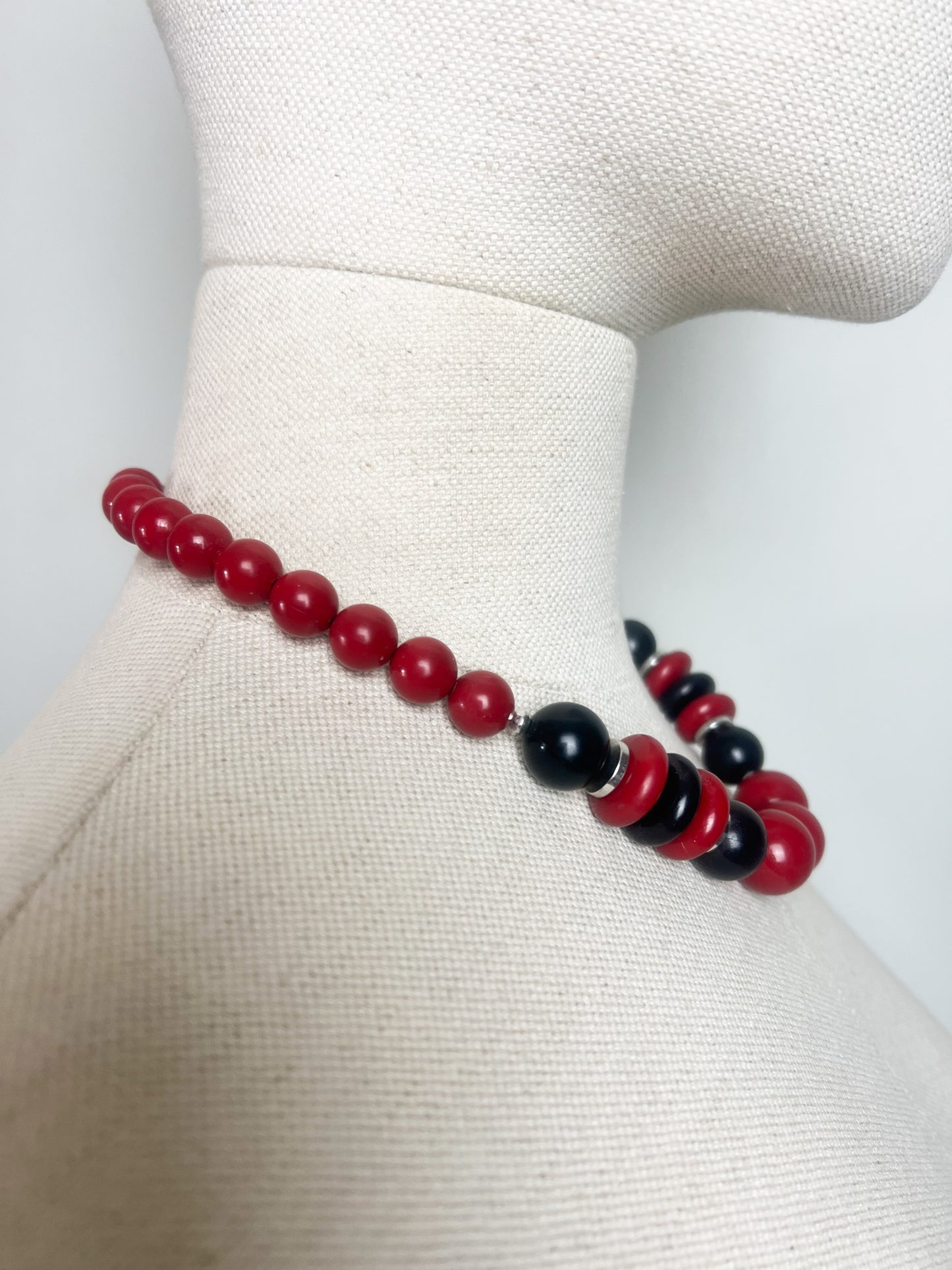 Collier Rétro Perles Rouges, Noires et Argentées - Design Géométrique - Longueur 46 cm