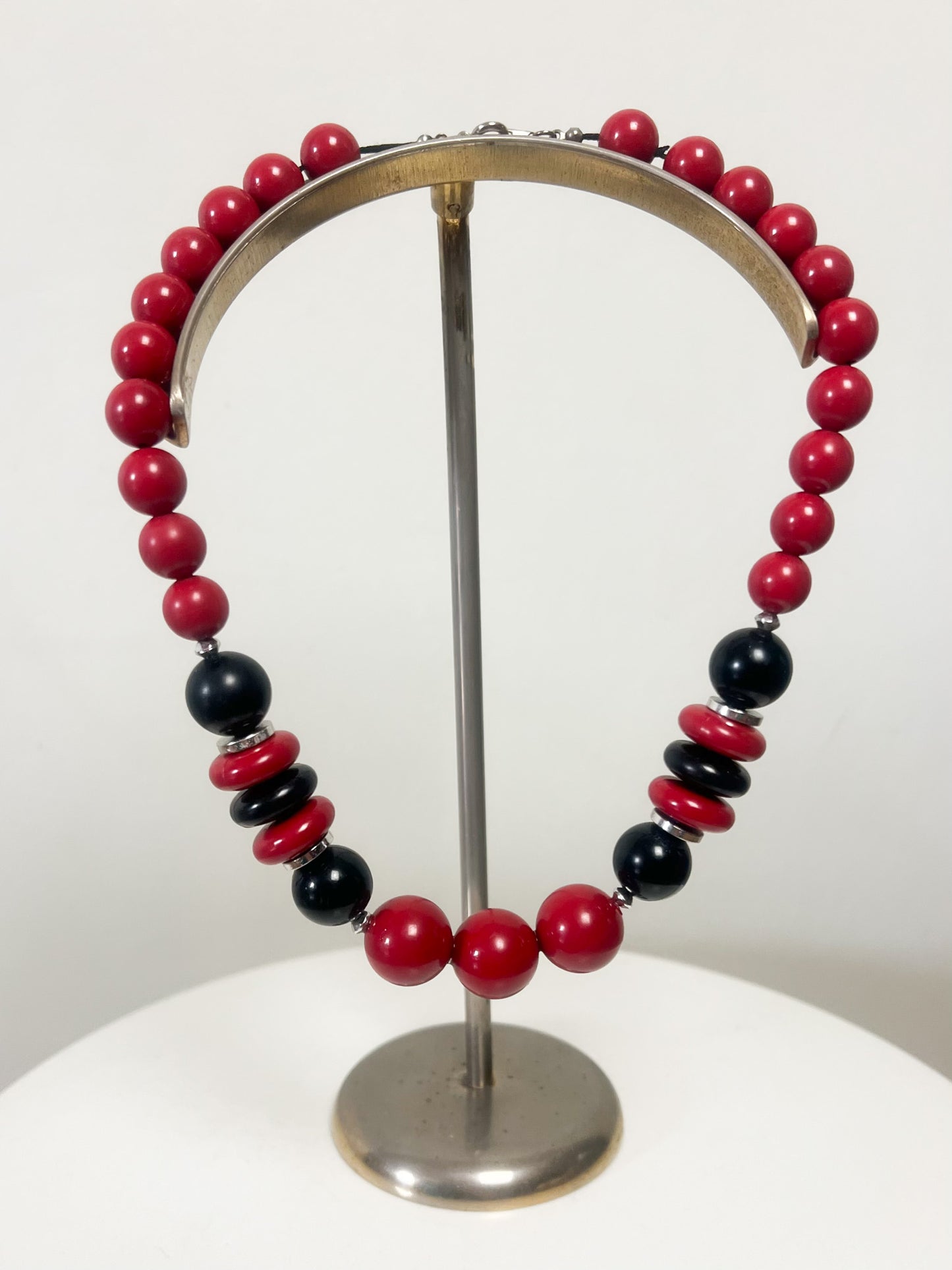 Collier Rétro Perles Rouges, Noires et Argentées - Design Géométrique - Longueur 46 cm