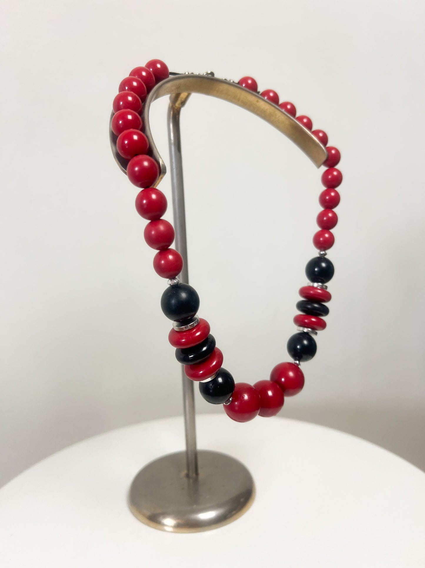 Collier Rétro Perles Rouges, Noires et Argentées - Design Géométrique - Longueur 46 cm