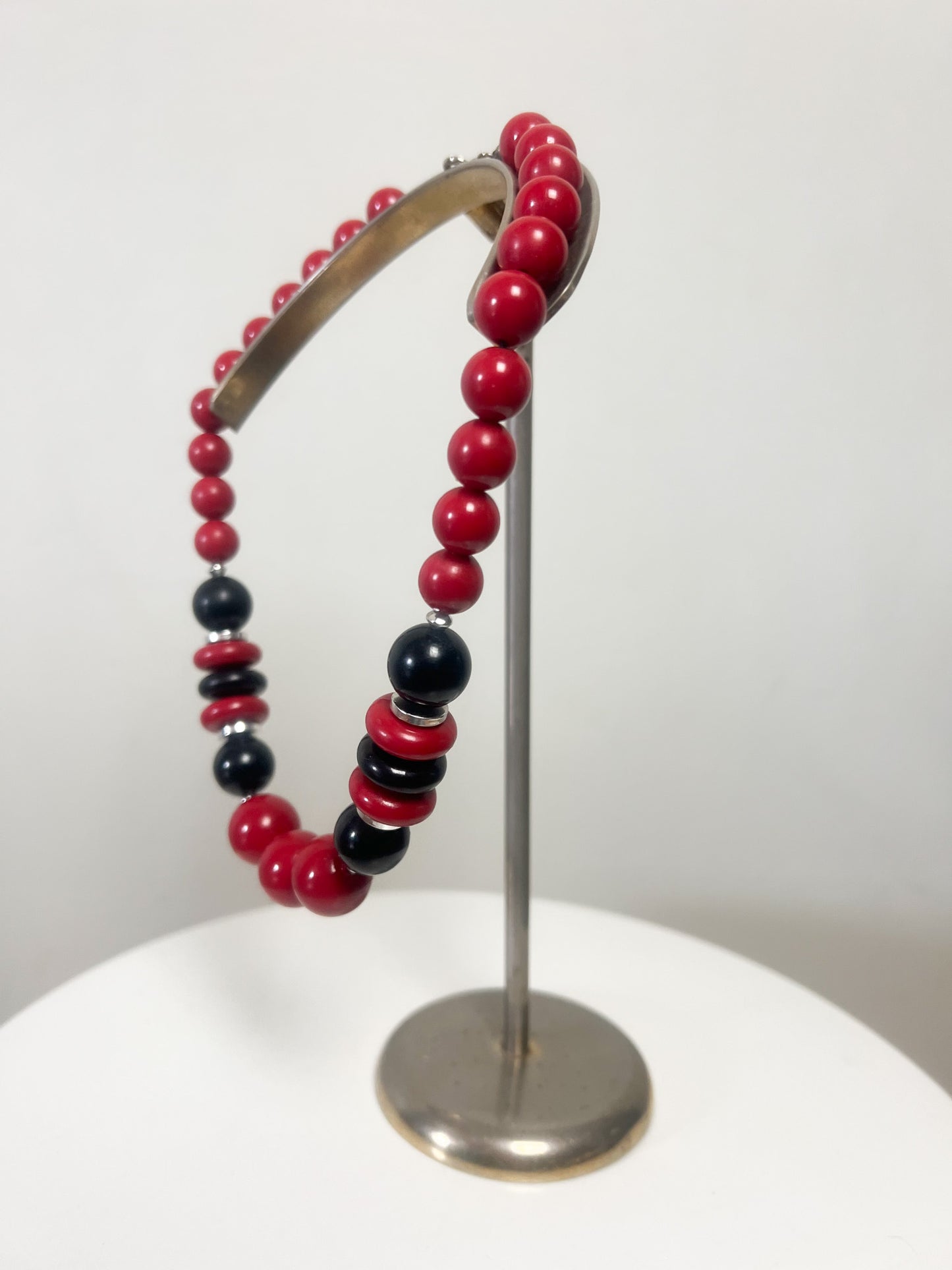 Collier Rétro Perles Rouges, Noires et Argentées - Design Géométrique - Longueur 46 cm