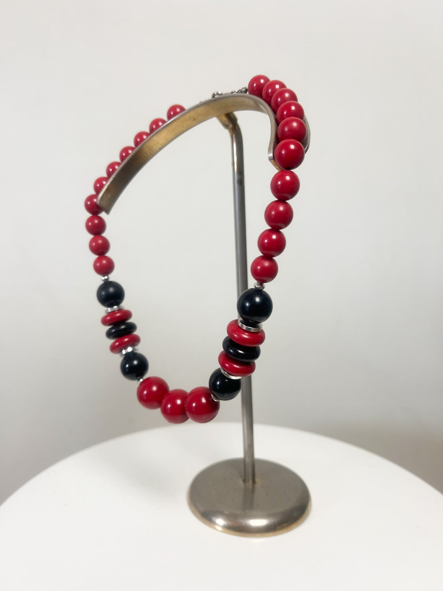 Collier Rétro Perles Rouges, Noires et Argentées - Design Géométrique - Longueur 46 cm