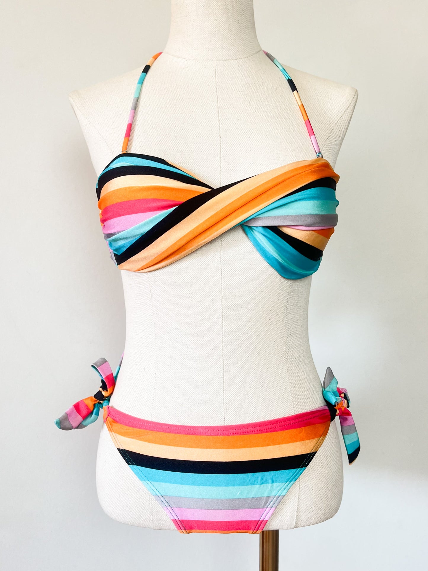 Maillot de Bain 2 Pièces - Imprimé Rayures Multicolores - Bandeau & Nœuds - Dag Adom - T. M (38)