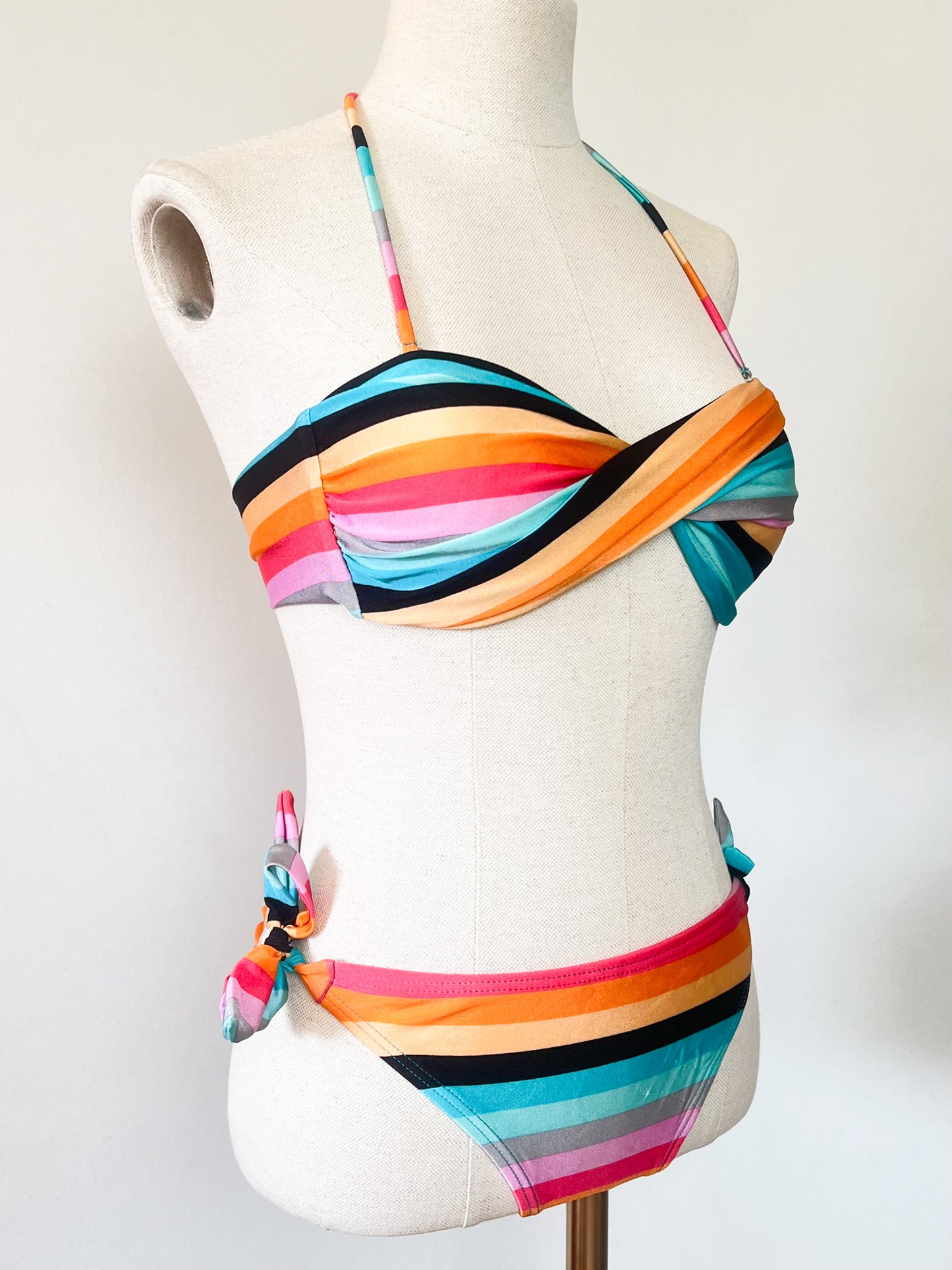 Maillot de Bain 2 Pièces - Imprimé Rayures Multicolores - Bandeau & Nœuds - Dag Adom - T. M (38)