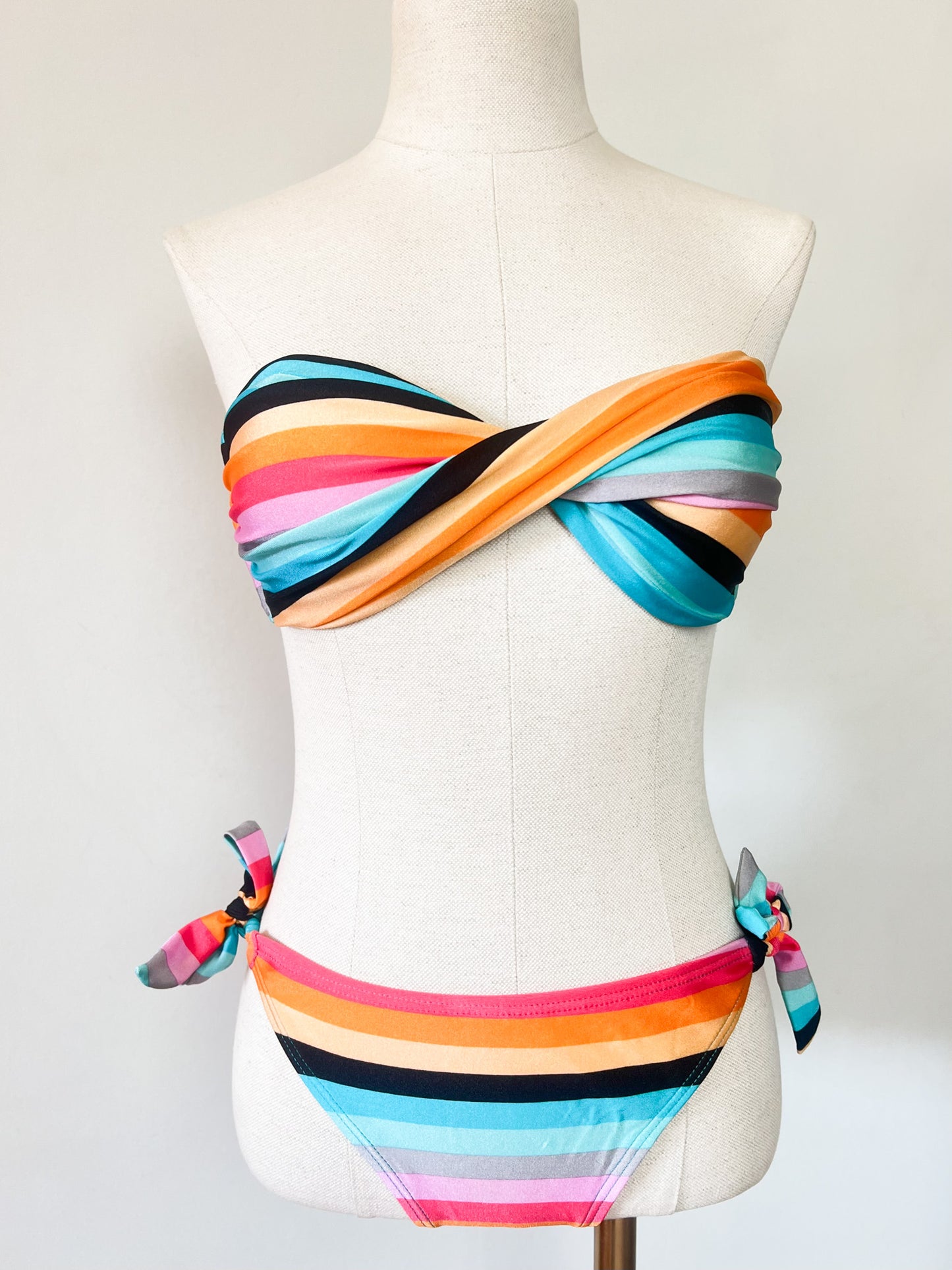 Maillot de Bain 2 Pièces - Imprimé Rayures Multicolores - Bandeau & Nœuds - Dag Adom - T. M (38)