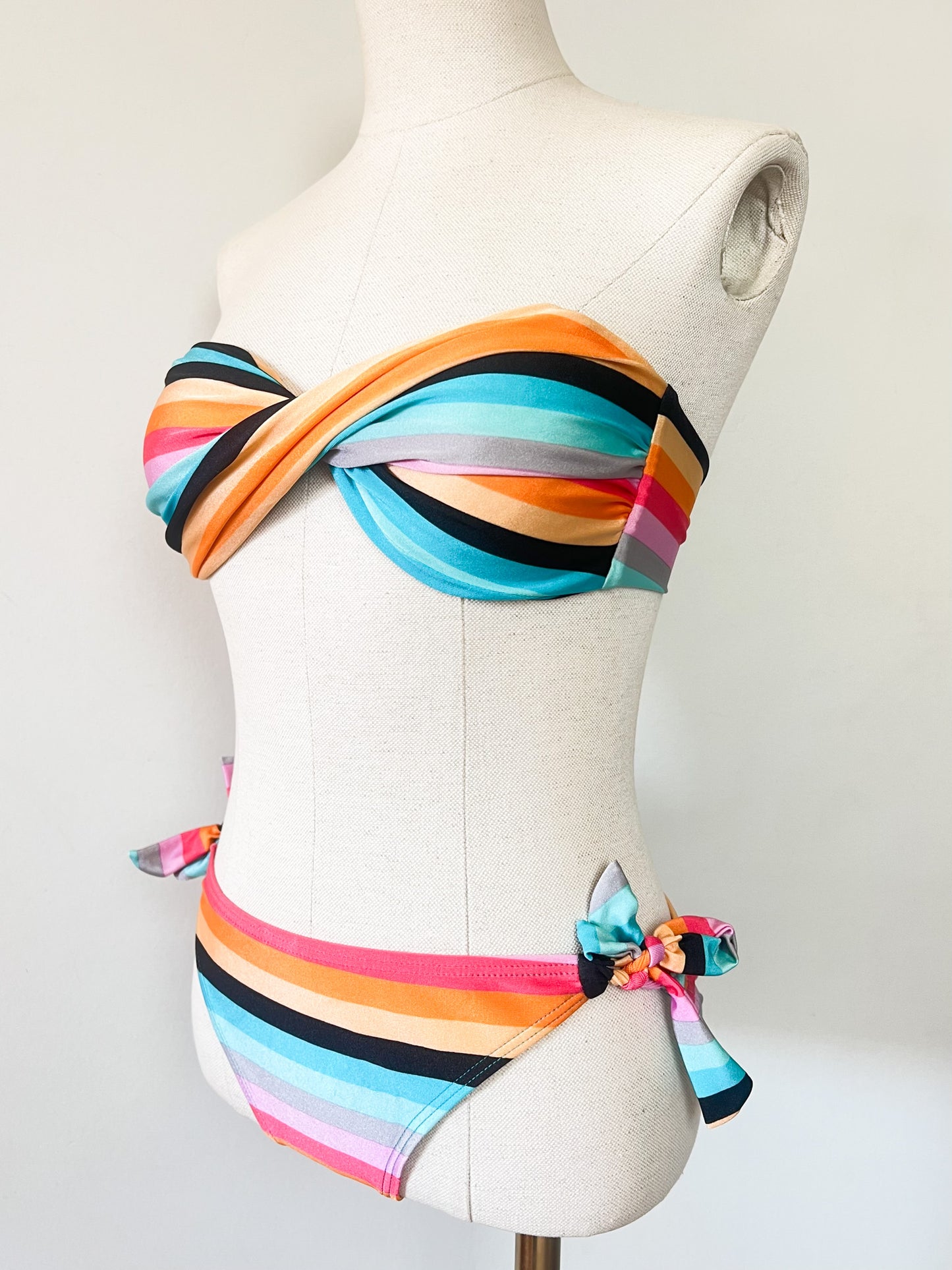 Maillot de Bain 2 Pièces - Imprimé Rayures Multicolores - Bandeau & Nœuds - Dag Adom - T. M (38)