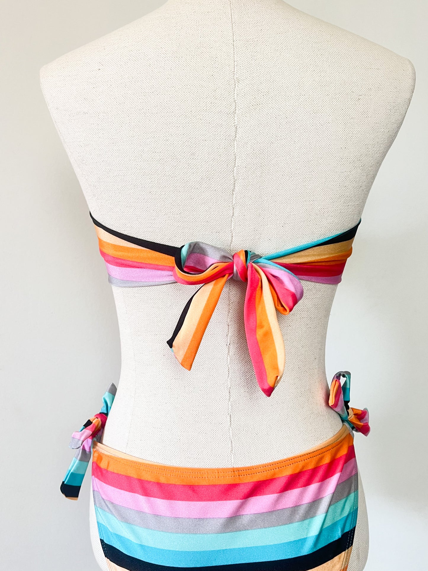 Maillot de Bain 2 Pièces - Imprimé Rayures Multicolores - Bandeau & Nœuds - Dag Adom - T. M (38)