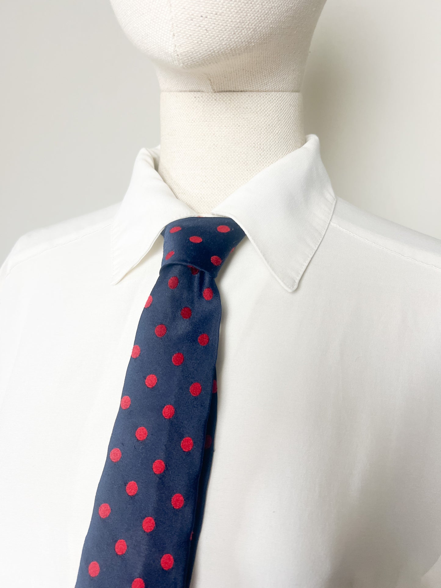 Cravate Vintage Classique à Pois - Bleu Marine & Rouge - Polyester Années 80/90