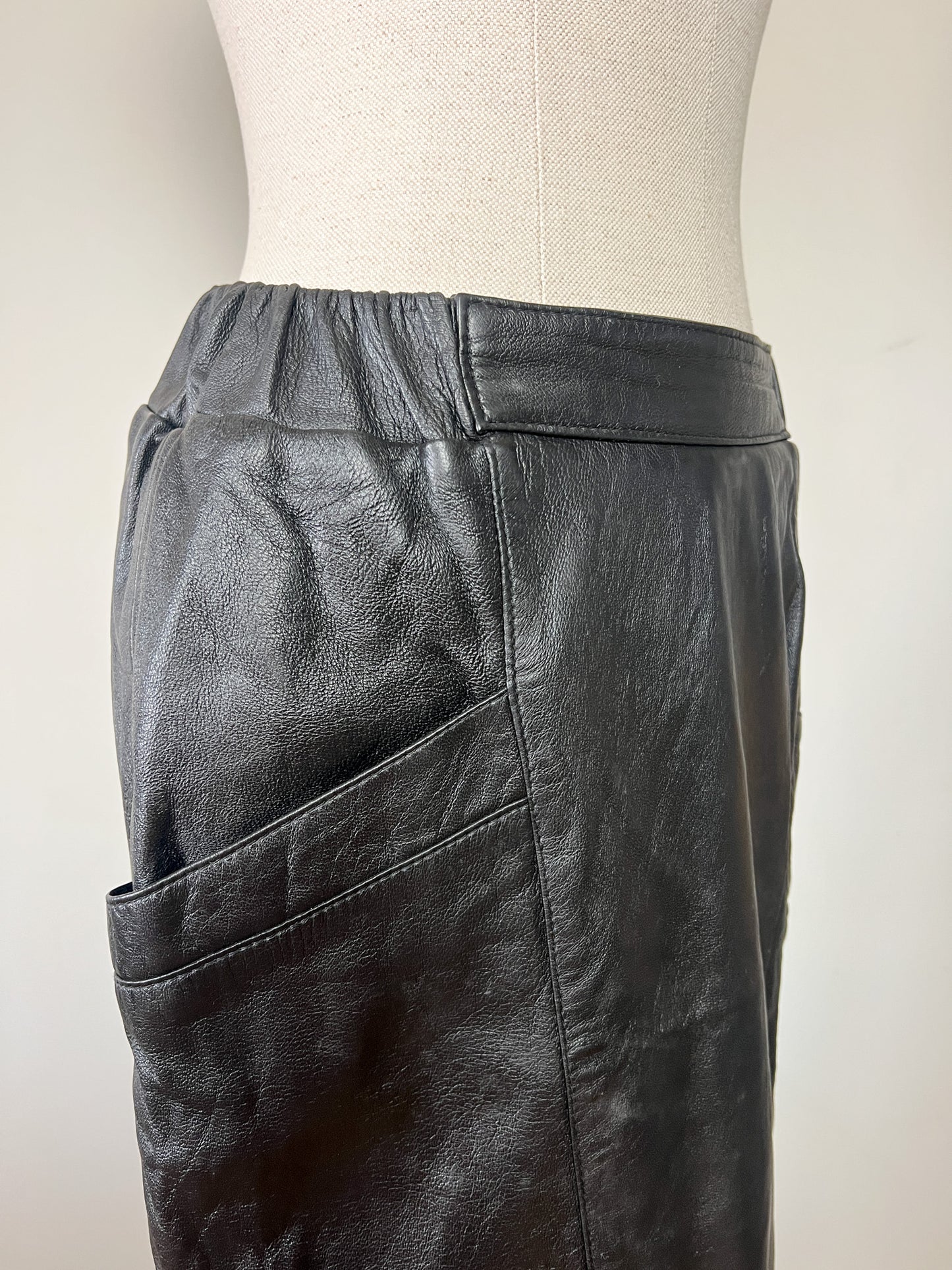 Jupe Crayon Vintage en Cuir Noir - Empiècements Structurants & Poches - T. S/M (36/38)
