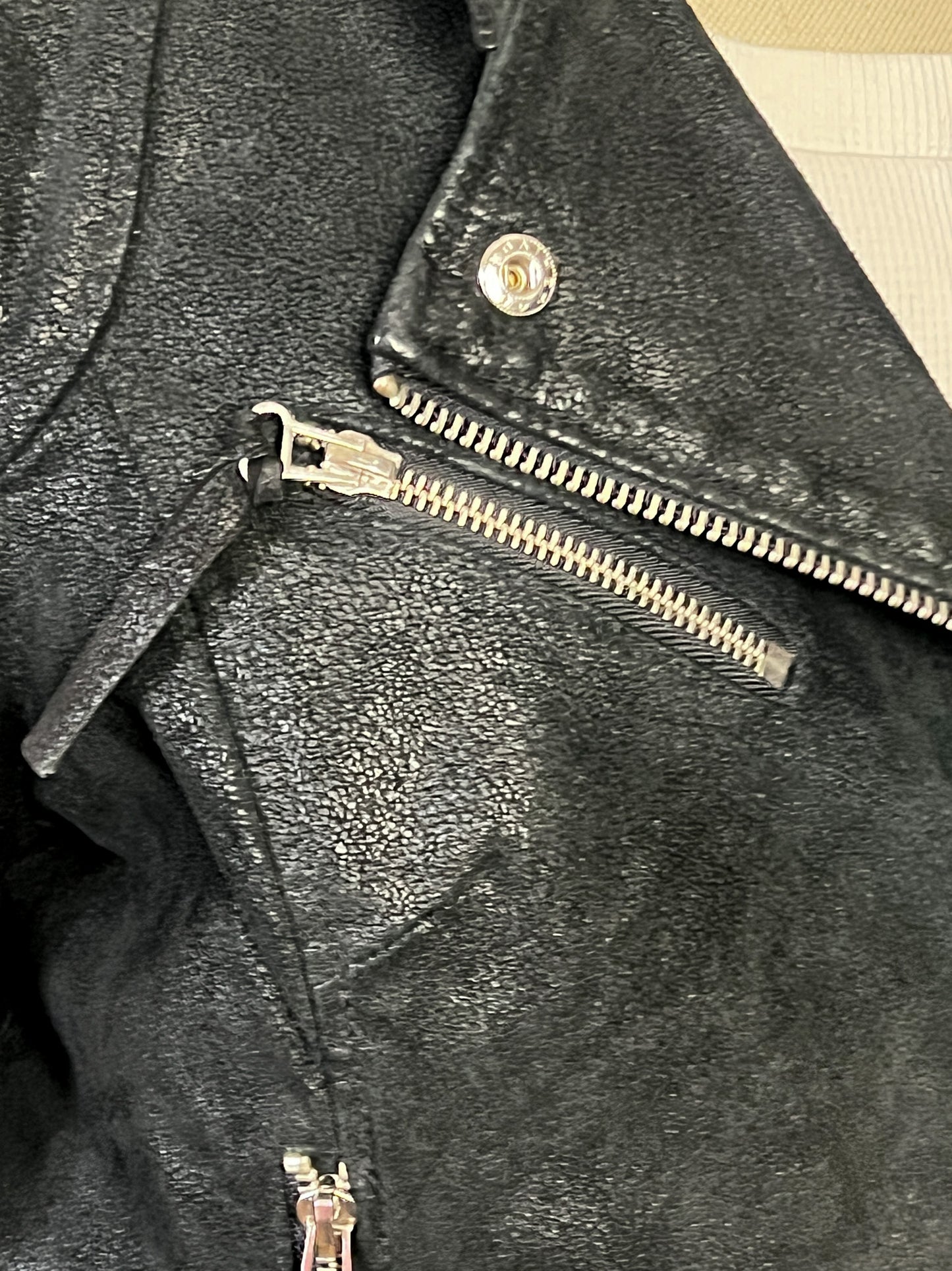 Perfecto en Cuir Véritable Noir Irisé - Coupe Cintrée & Courte - T. 40 (L)