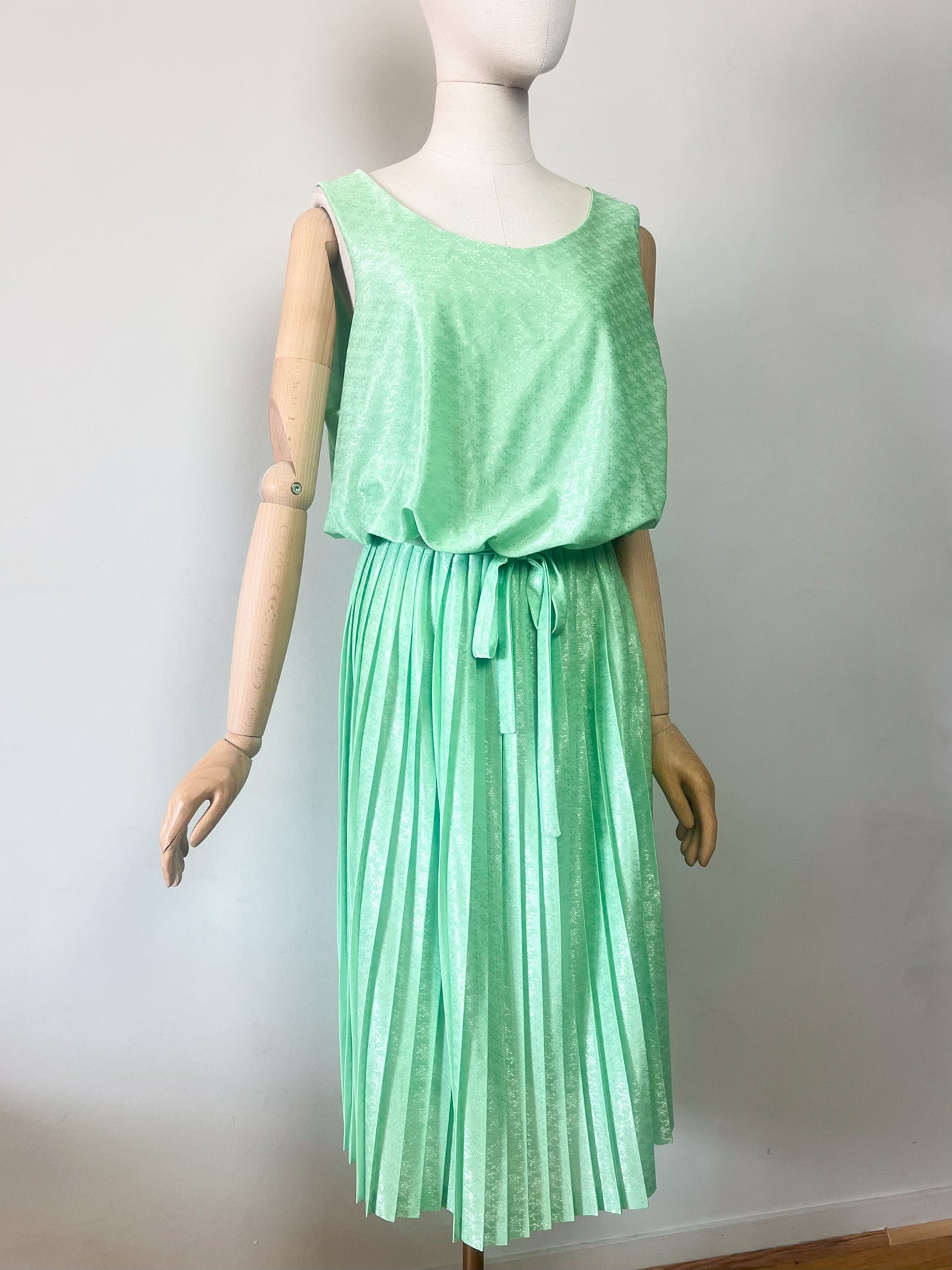 Robe Midi Vintage Années 80 Vert Menthe - Tissu Damassé Satiné - Plissé Soleil - T. 40/44