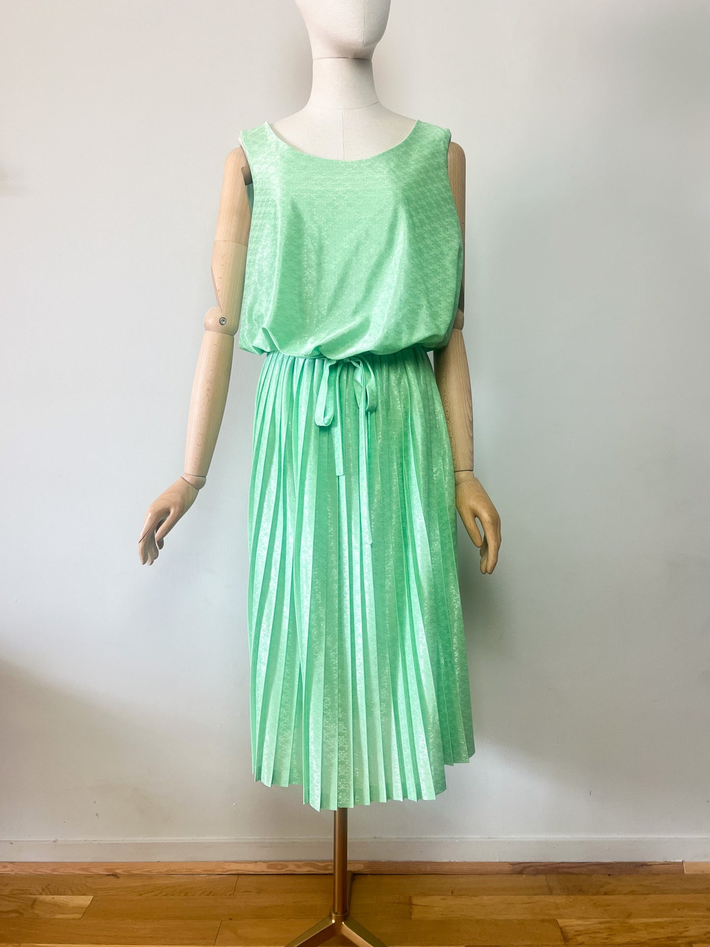 Robe Midi Vintage Années 80 Vert Menthe - Tissu Damassé Satiné - Plissé Soleil - T. 40/44