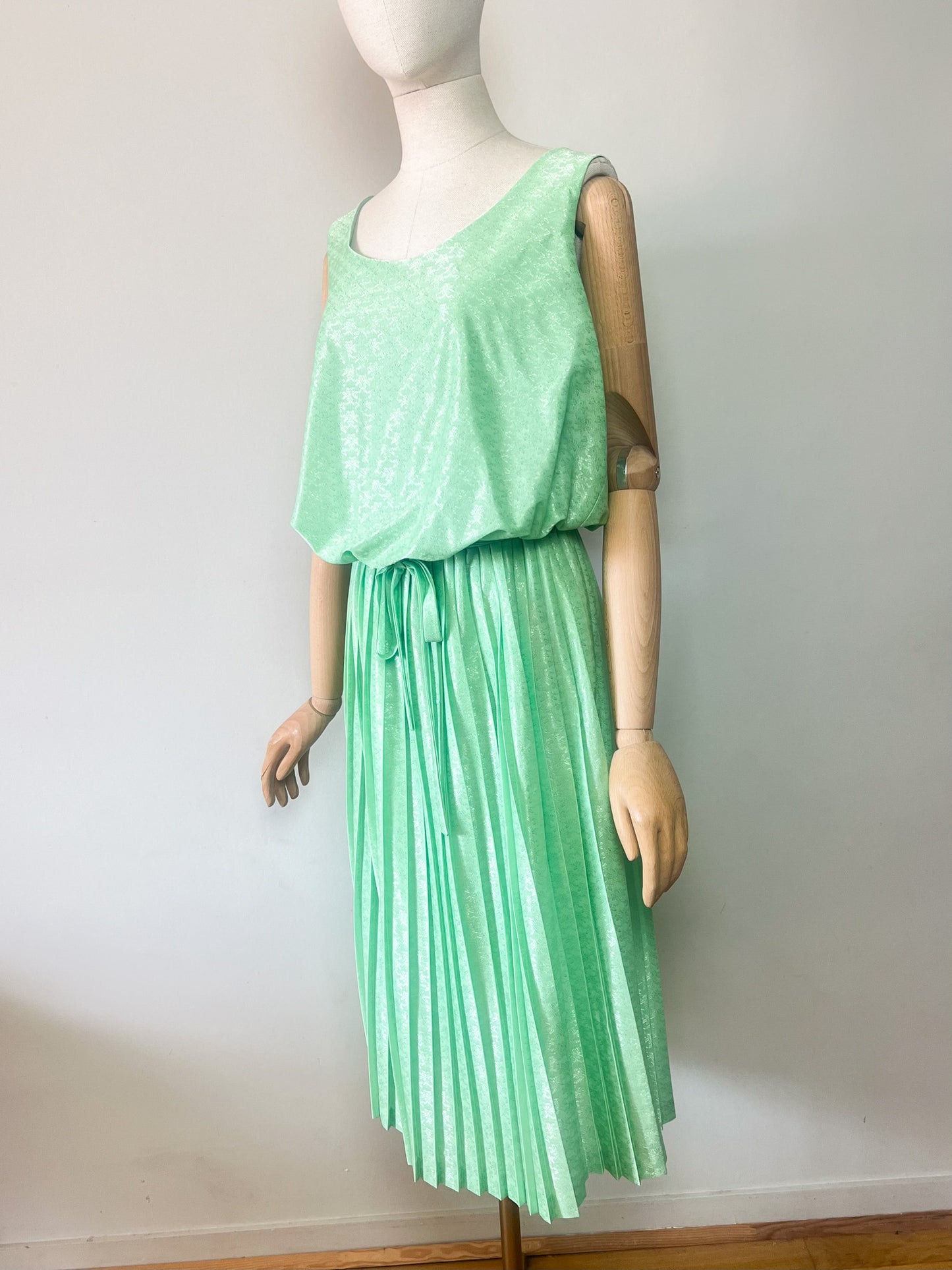 Robe Midi Vintage Années 80 Vert Menthe - Tissu Damassé Satiné - Plissé Soleil - T. 40/44