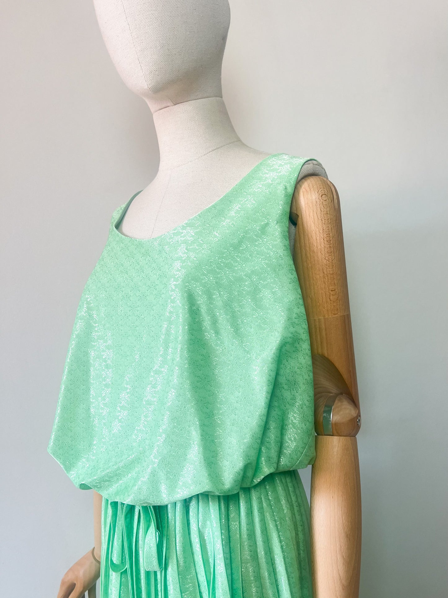 Robe Midi Vintage Années 80 Vert Menthe - Tissu Damassé Satiné - Plissé Soleil - T. 40/44