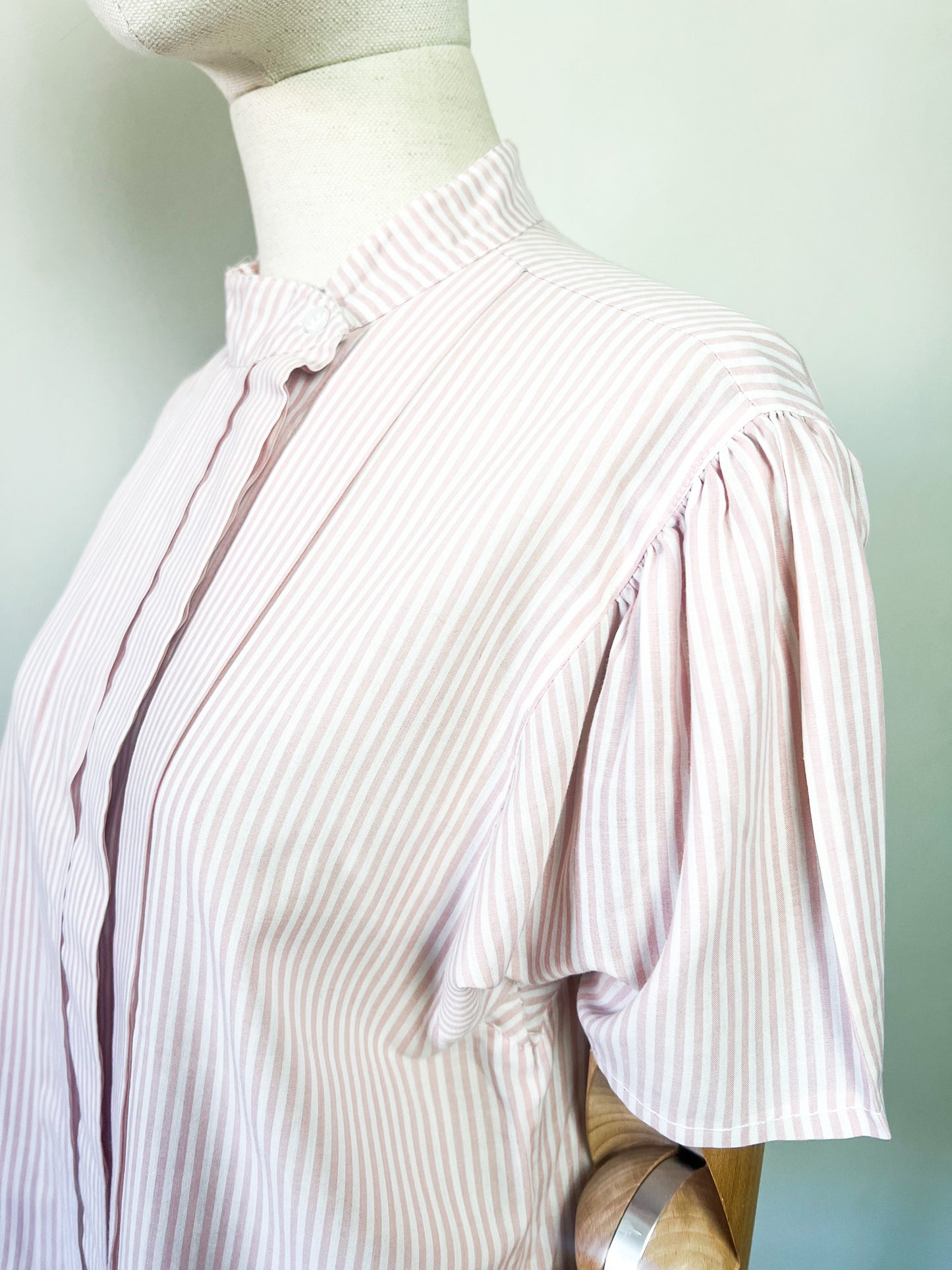 Chemise Manches courtes Vintage Années 80 Rayures Rose & Blanche – Col Montant – Betty Barclay – Taille 38/40