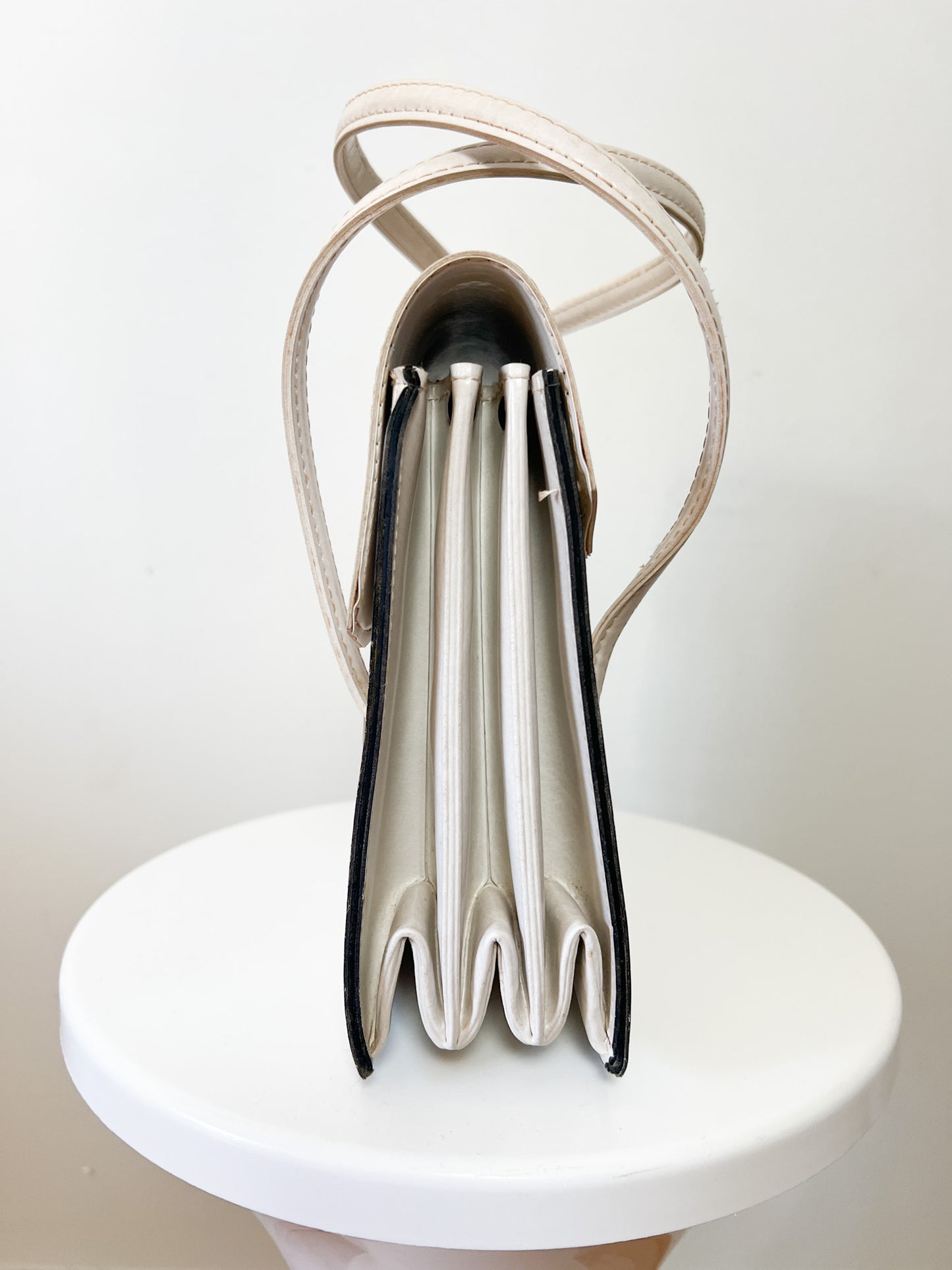 Sac Rigide Vintage Cuir Blanc Crème - 3 Soufflets Intérieurs - Fermoir Doré