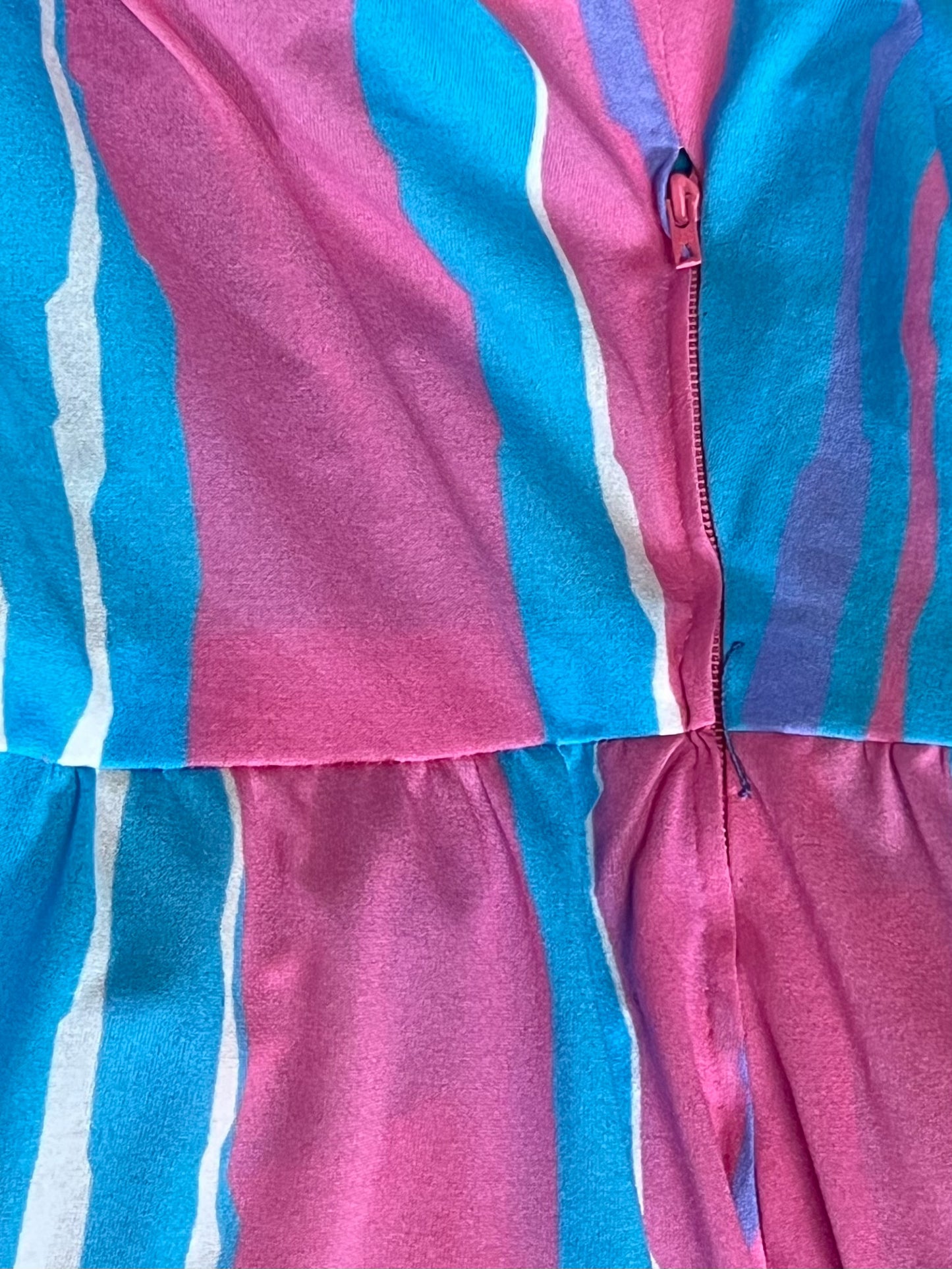Maxi Robe Vintage Années 70 à Volants Bleue et Rose– Imprimé Abstrait – Taille 40/42 (L)