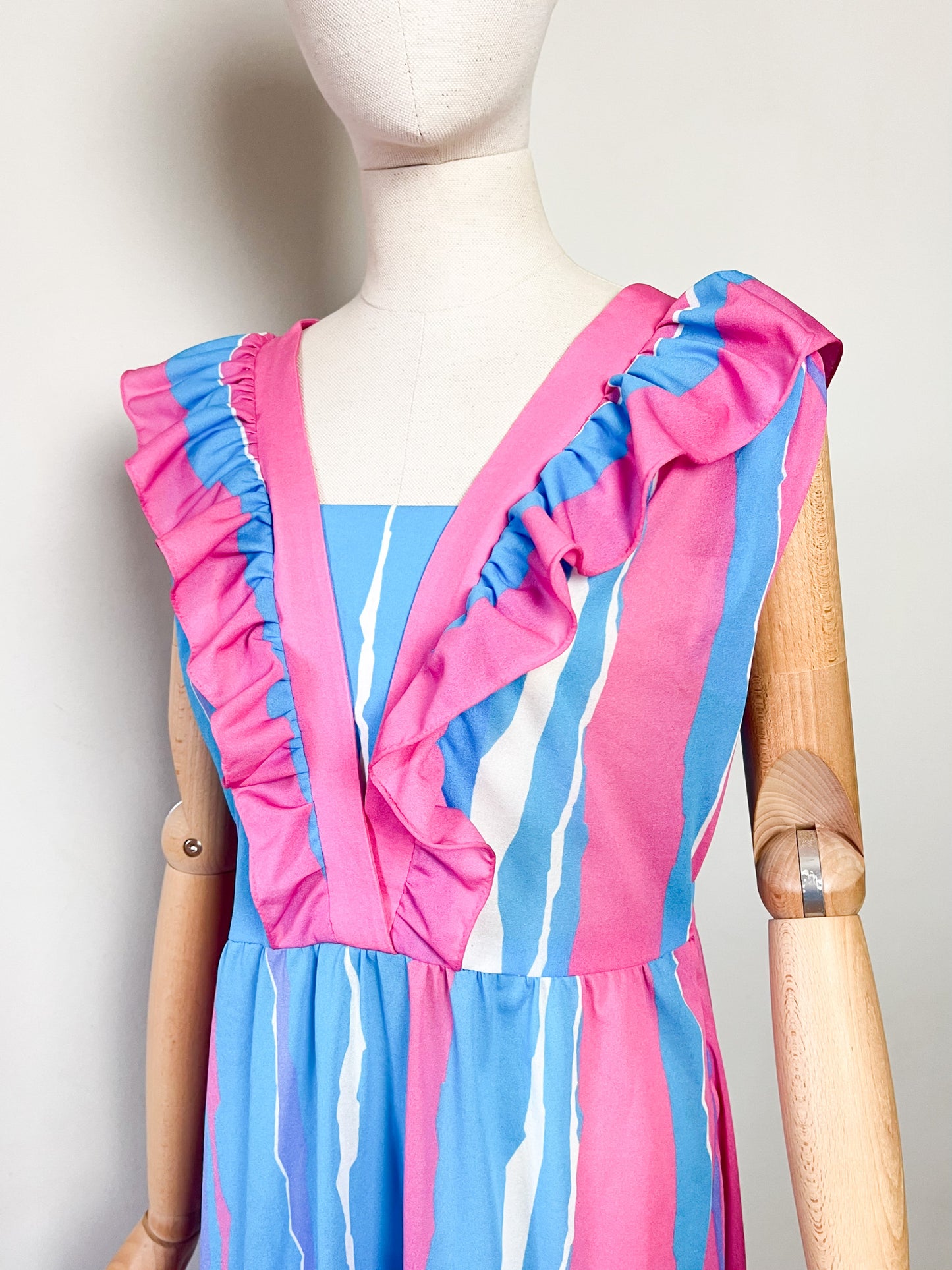 Maxi Robe Vintage Années 70 à Volants Bleue et Rose– Imprimé Abstrait – Taille 40/42 (L)