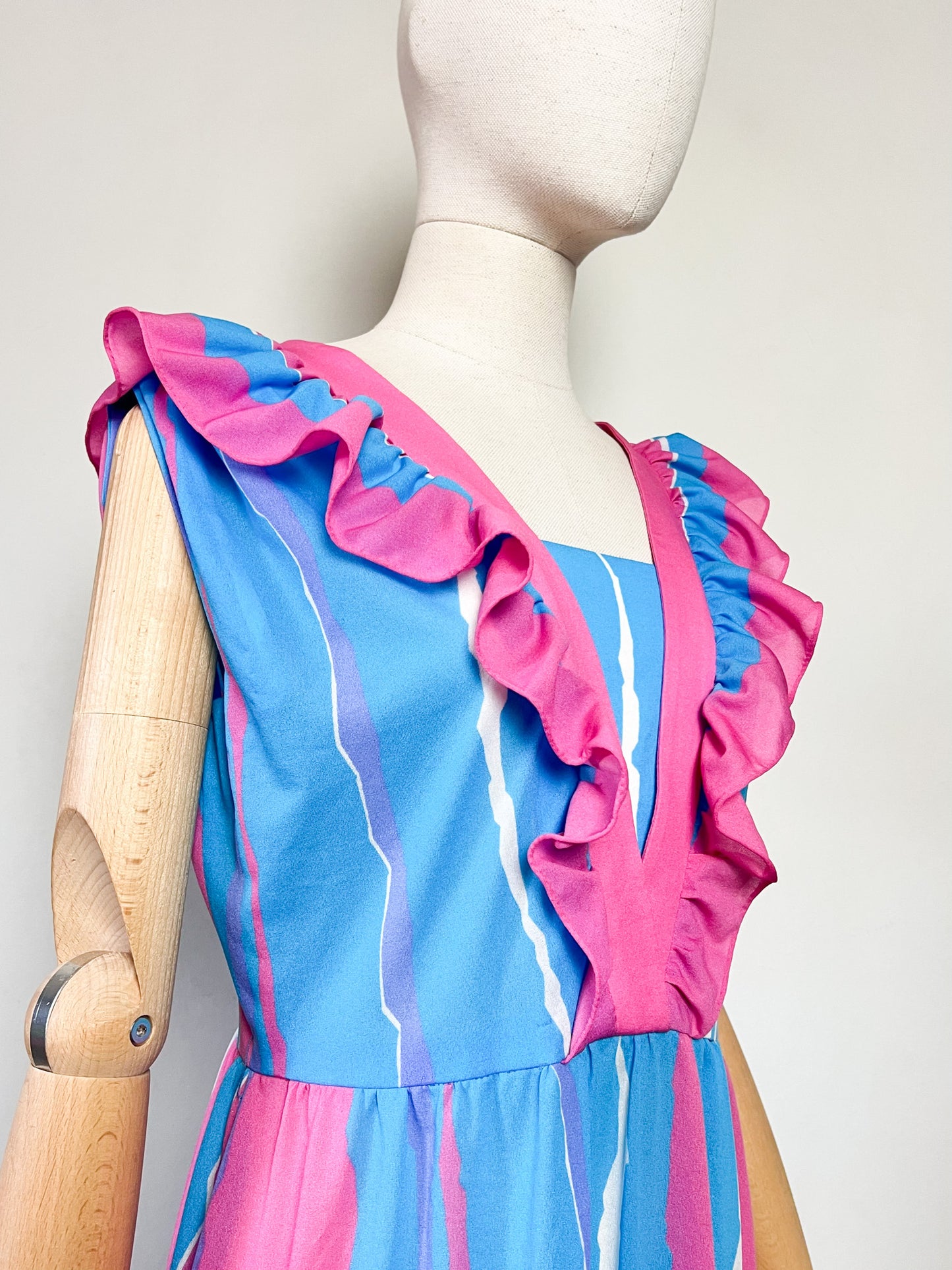 Maxi Robe Vintage Années 70 à Volants Bleue et Rose– Imprimé Abstrait – Taille 40/42 (L)