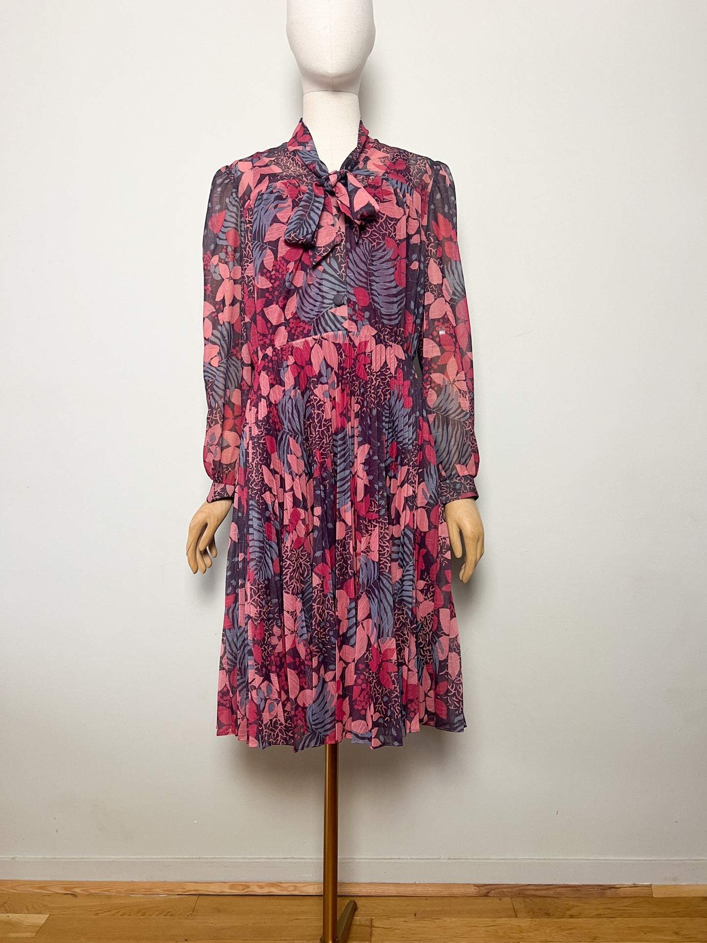Robe Vintage Midi Plissée - Col Lavallière / Cravate - T. 36 - Imprimé Rétro Chaud