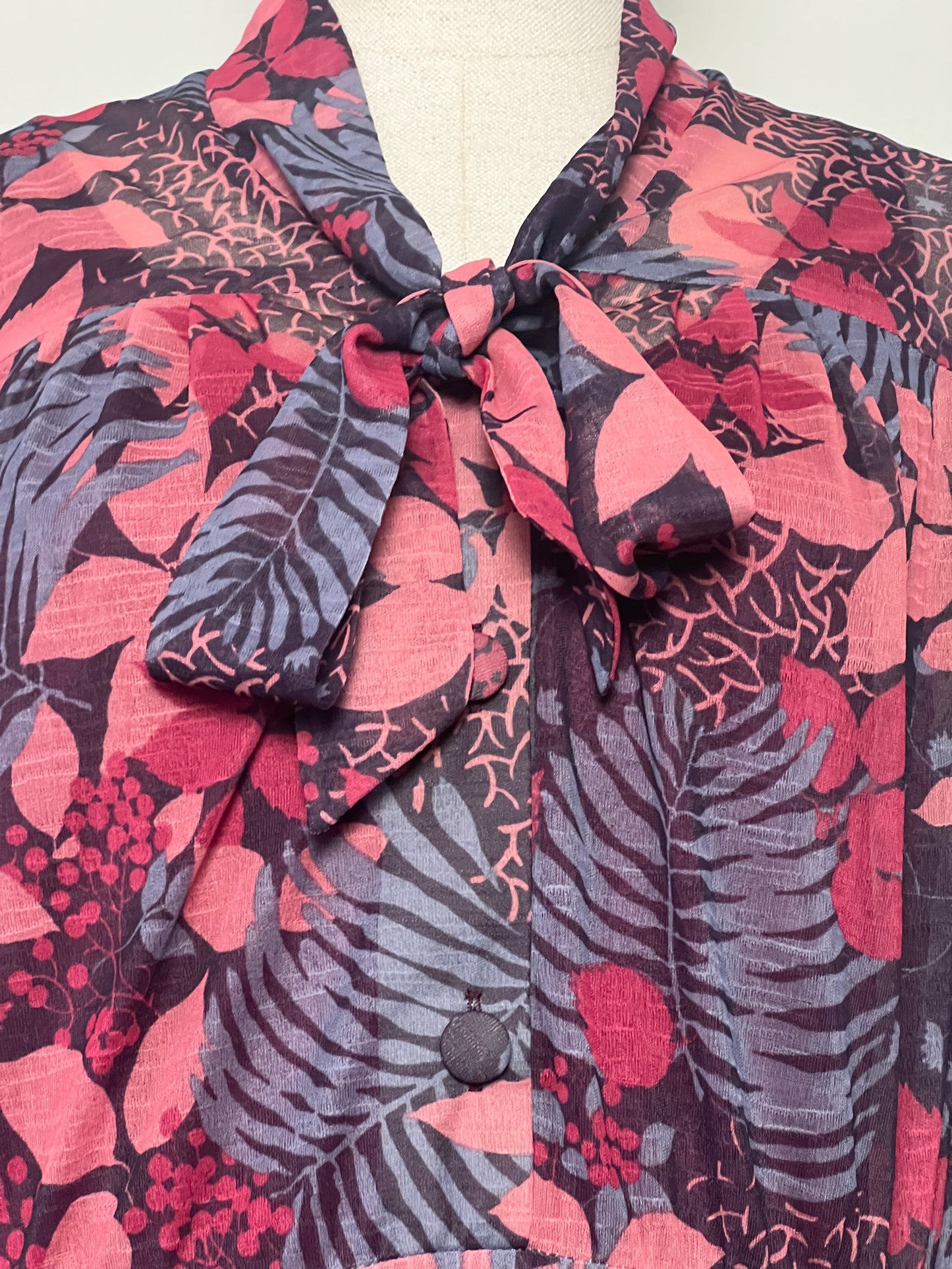 Robe Vintage Midi Plissée - Col Lavallière / Cravate - T. 36 - Imprimé Rétro Chaud