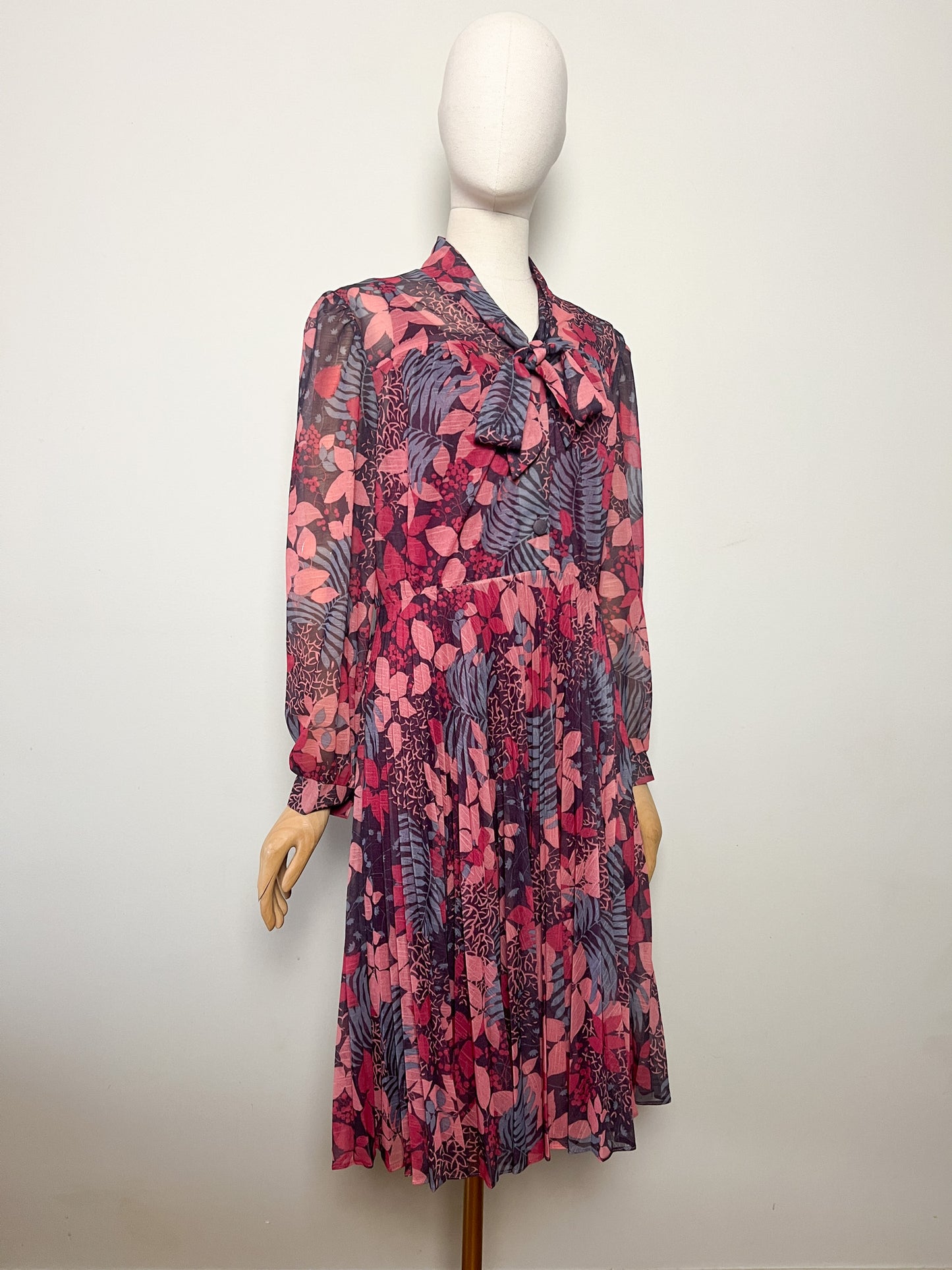 Robe Vintage Midi Plissée - Col Lavallière / Cravate - T. 36 - Imprimé Rétro Chaud