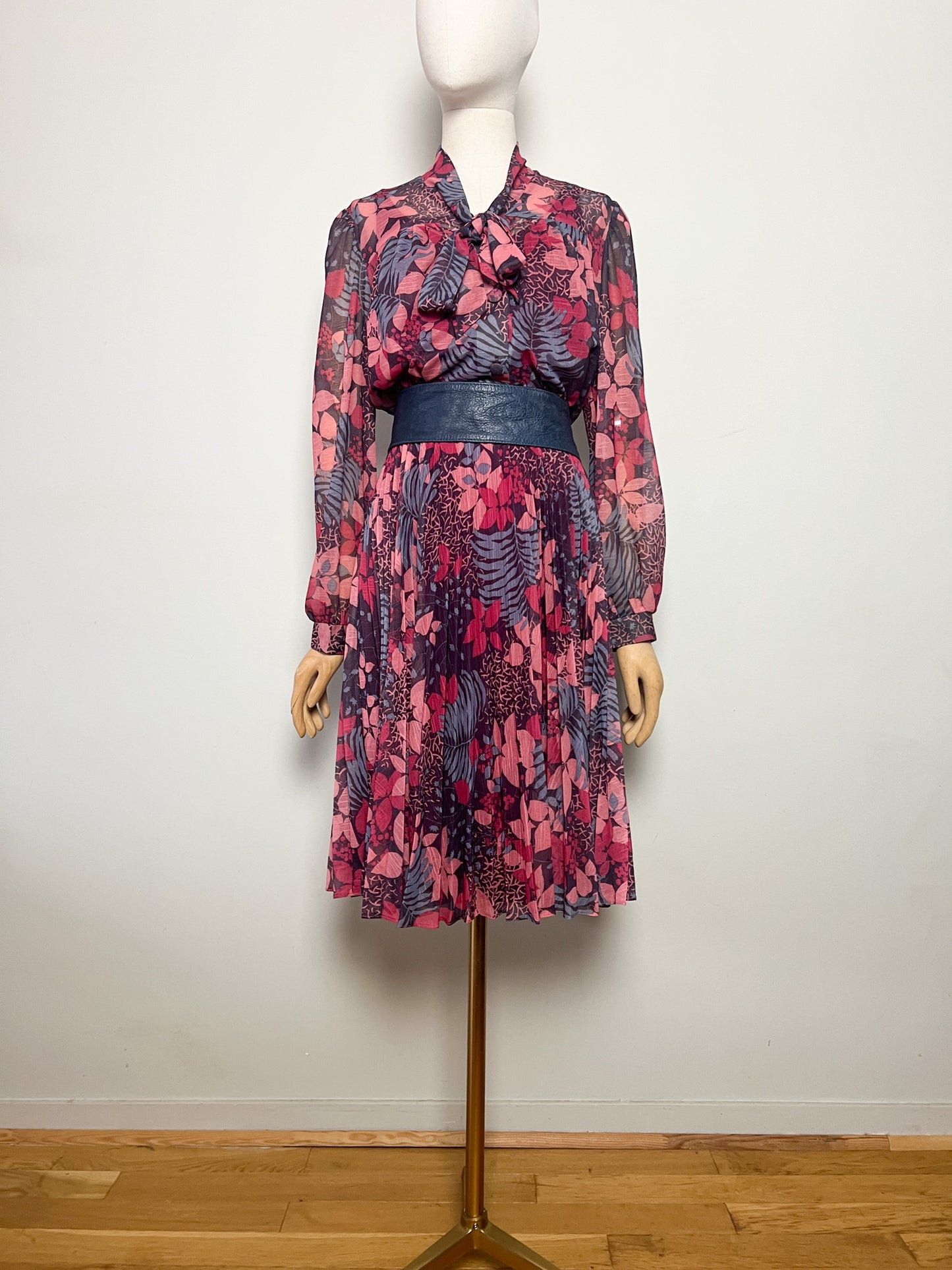 Robe Vintage Midi Plissée - Col Lavallière / Cravate - T. 36 - Imprimé Rétro Chaud
