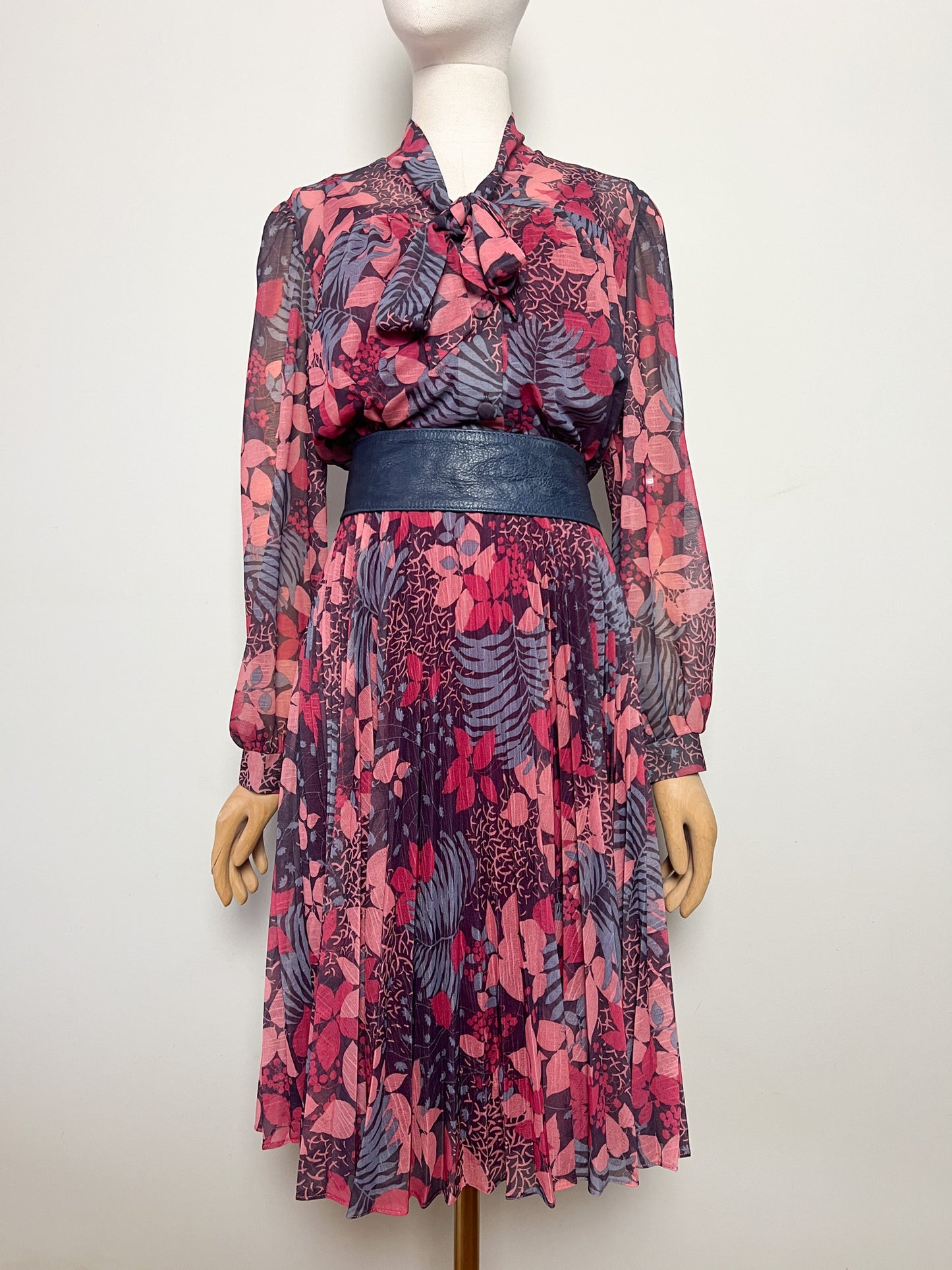 Robe Vintage Midi Plissée - Col Lavallière / Cravate - T. 36 - Imprimé Rétro Chaud