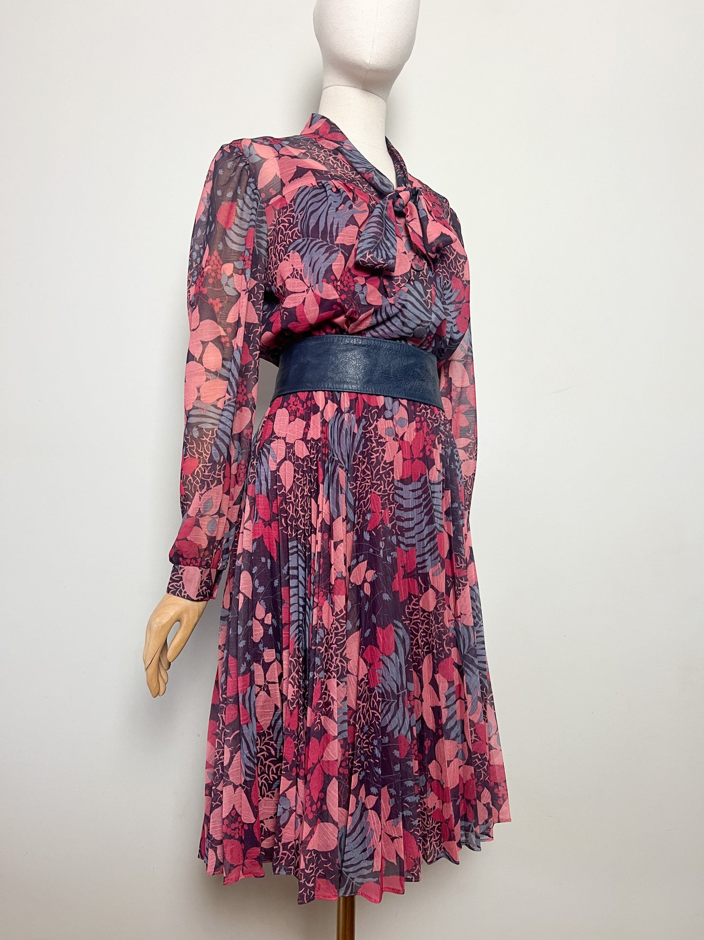 Robe Vintage Midi Plissée - Col Lavallière / Cravate - T. 36 - Imprimé Rétro Chaud